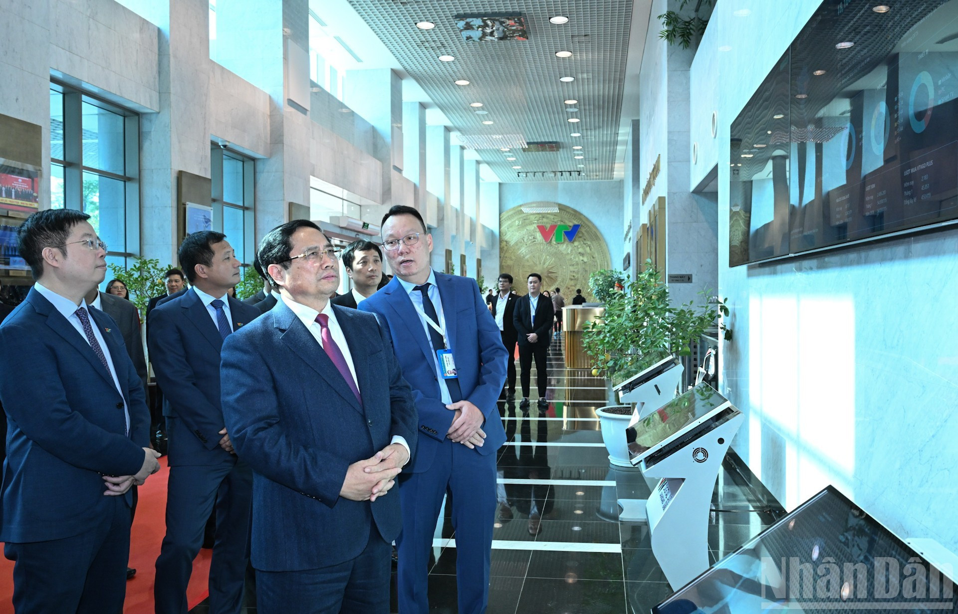 范明正总理参观越南电视台。