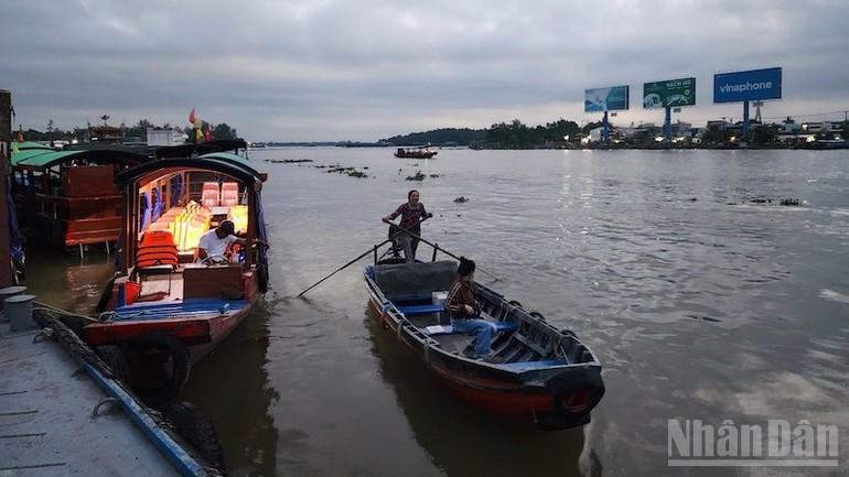 早上5点左右，游船从宁桥码头出发。