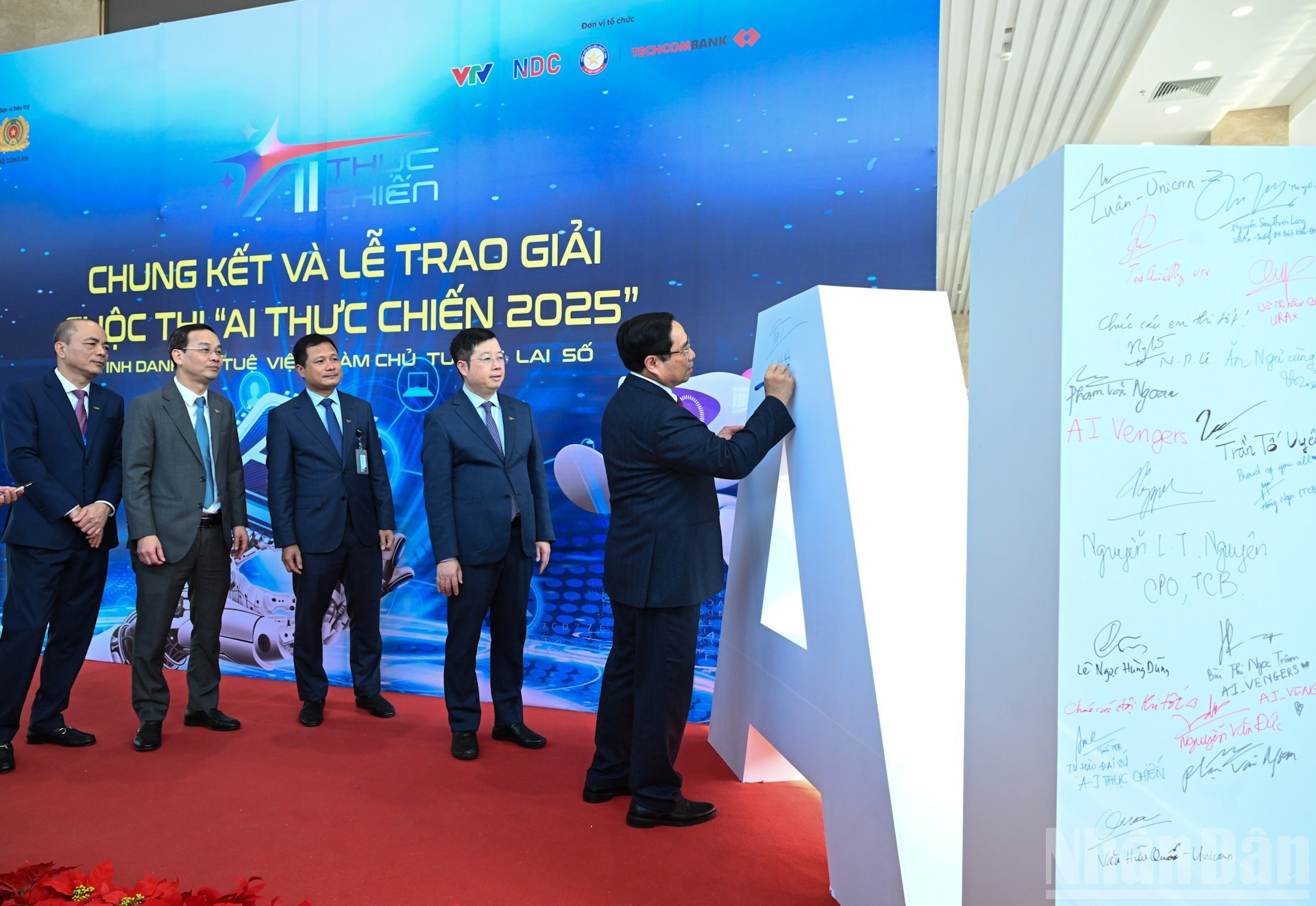 范明正总理在“2025年实用人工智能”大赛决赛和颁奖仪式签名。