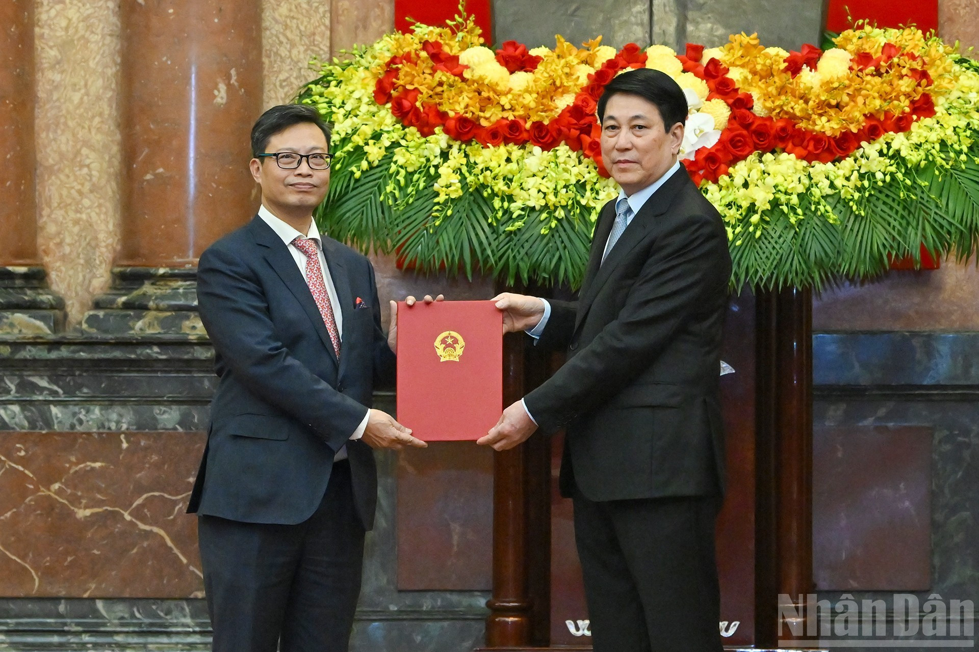 越南国家主席梁强向郑德海同志颁发任命书。