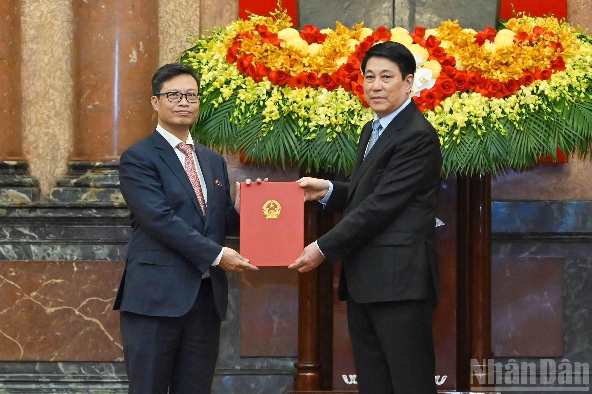 越南国家主席梁强向郑德海同志颁发任命书。