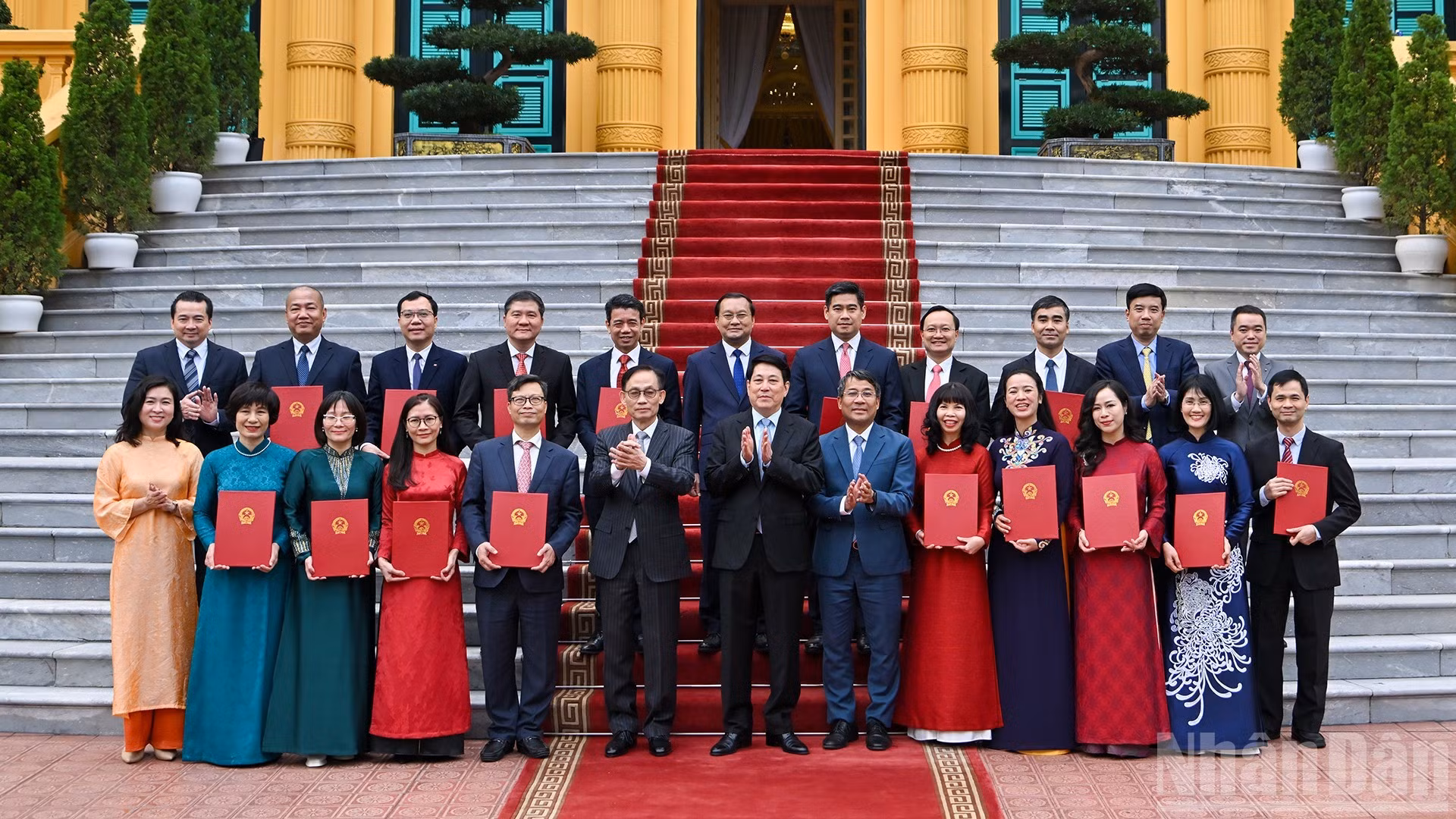 国家主席梁强，各位代表和新任驻外大使合影。