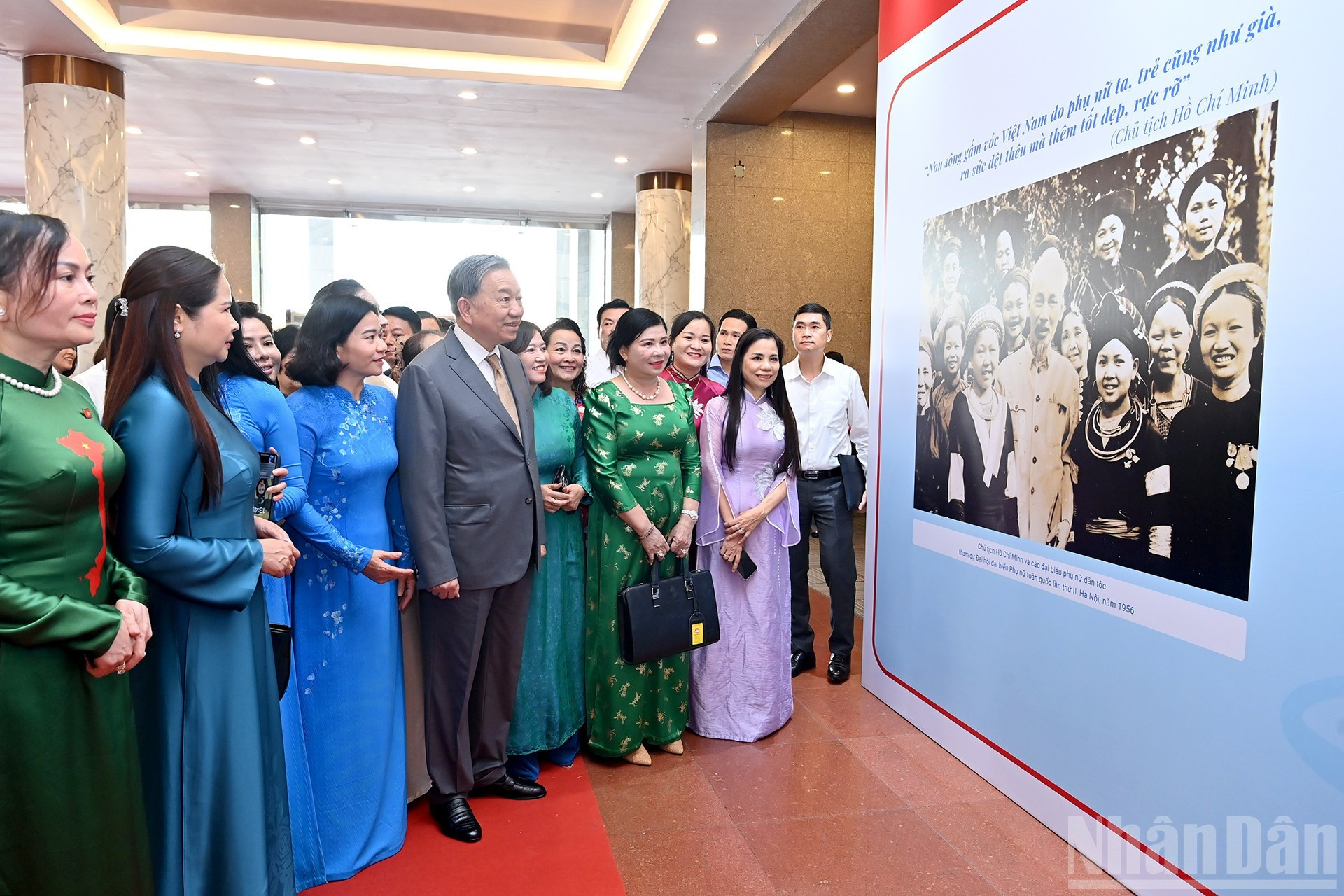 苏林总书记和各位代表参观图片展。 苏林总书记和各位代表参观图片展。