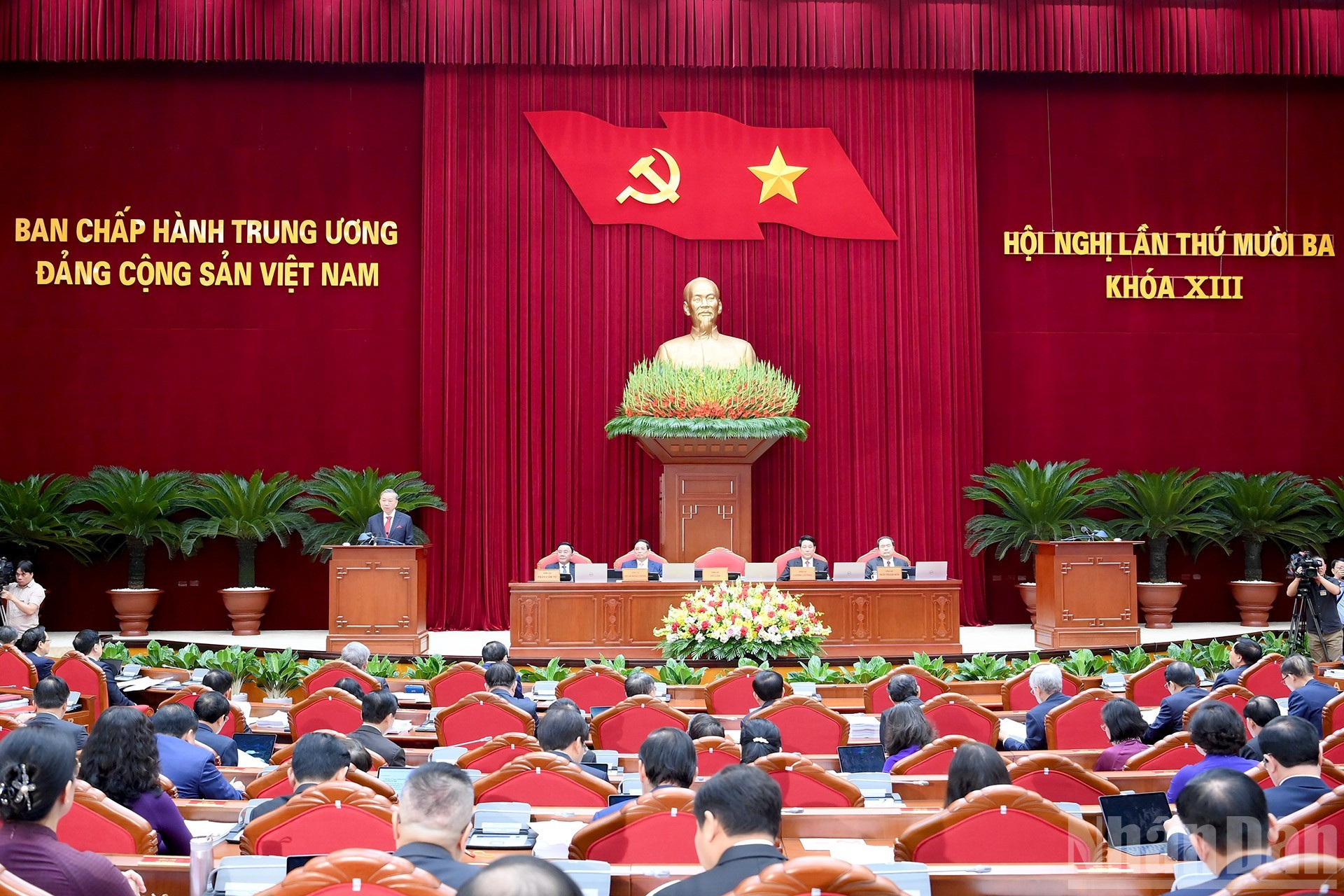 苏林总书记发表讲话。