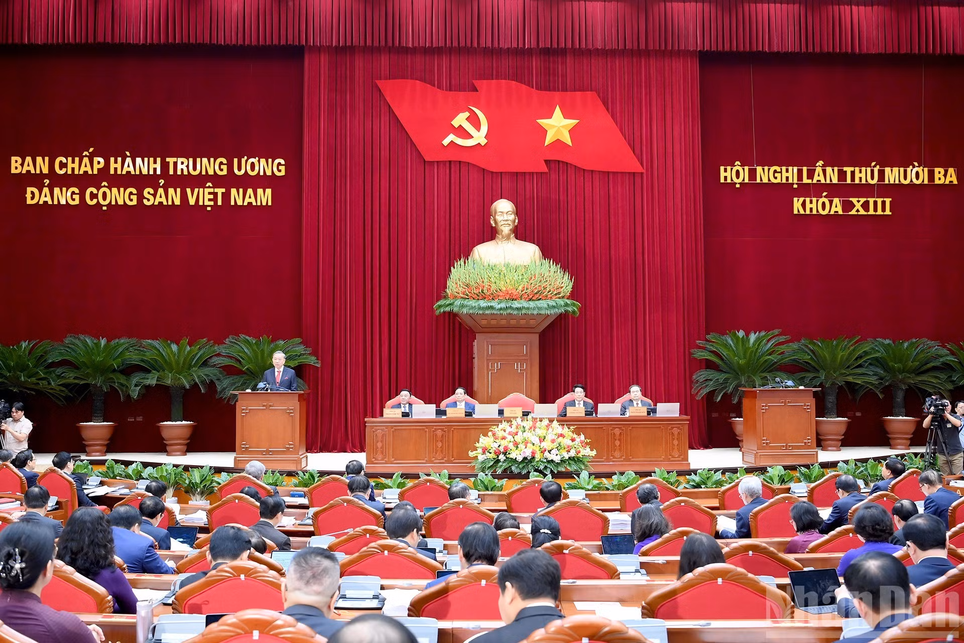 苏林总书记发表讲话。