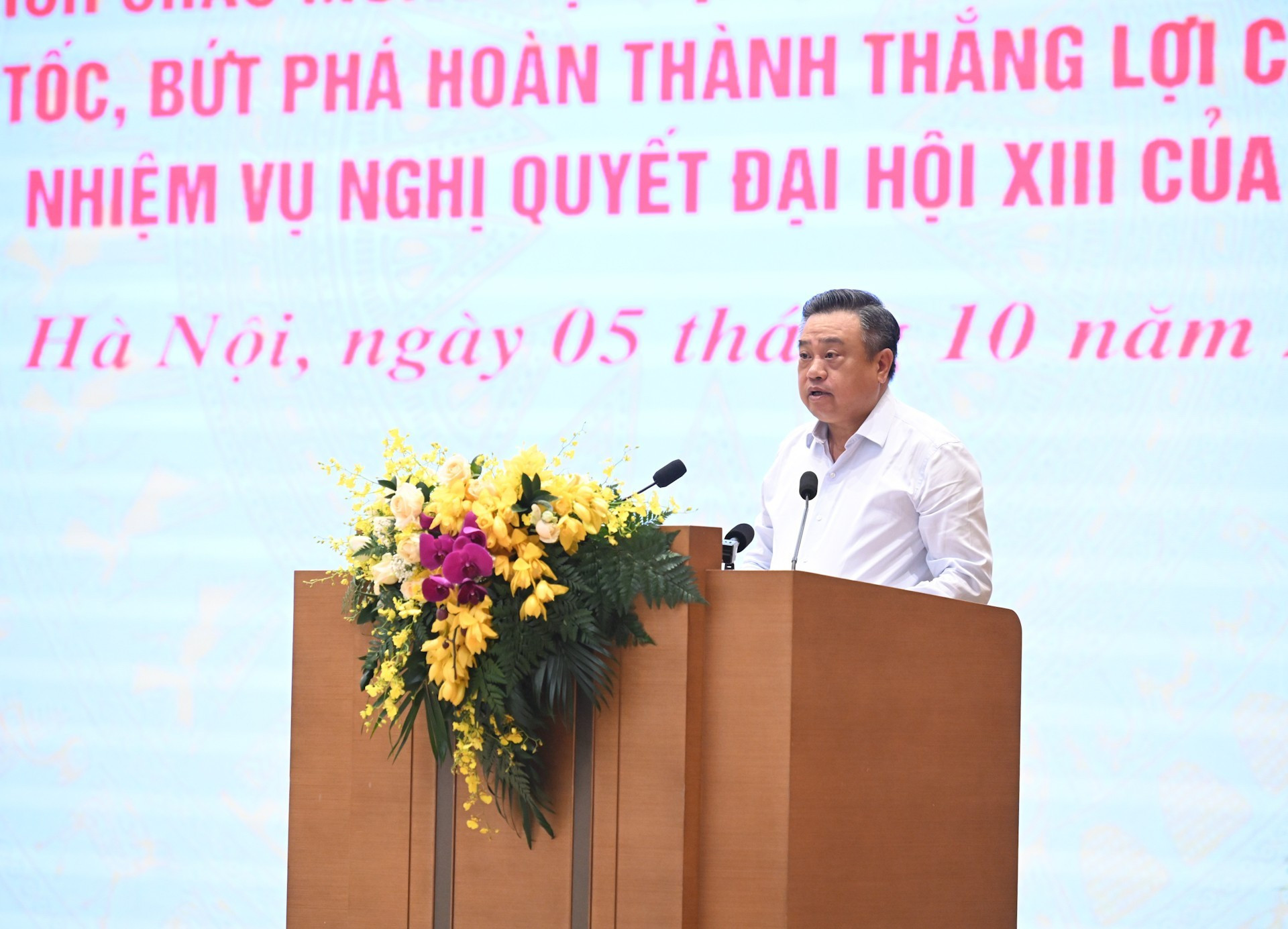 河内市人民委员会主席陈士青发表讲话。 河内市人民委员会主席陈士青发表讲话。