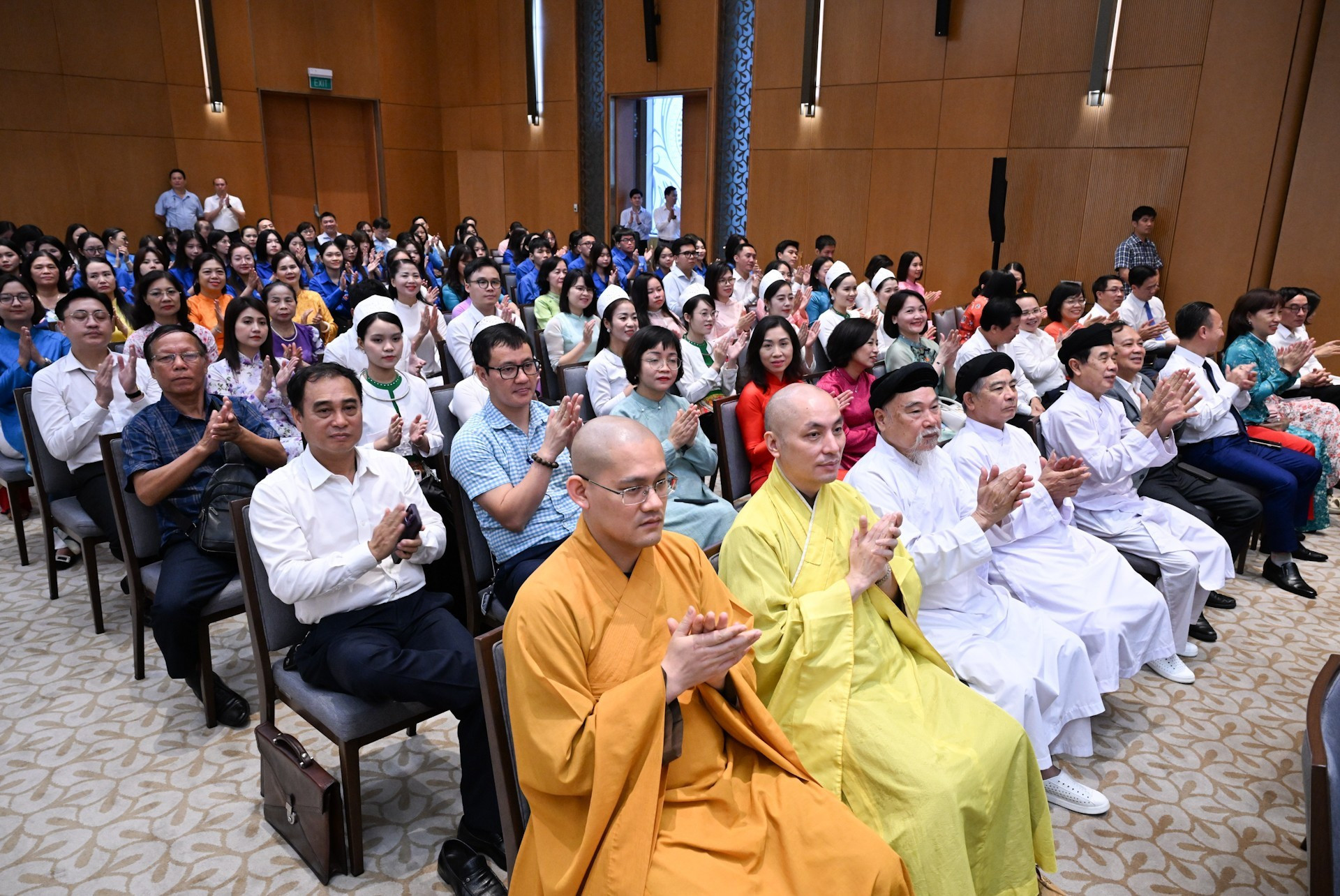 各位代表出席活动。 各位代表出席活动。