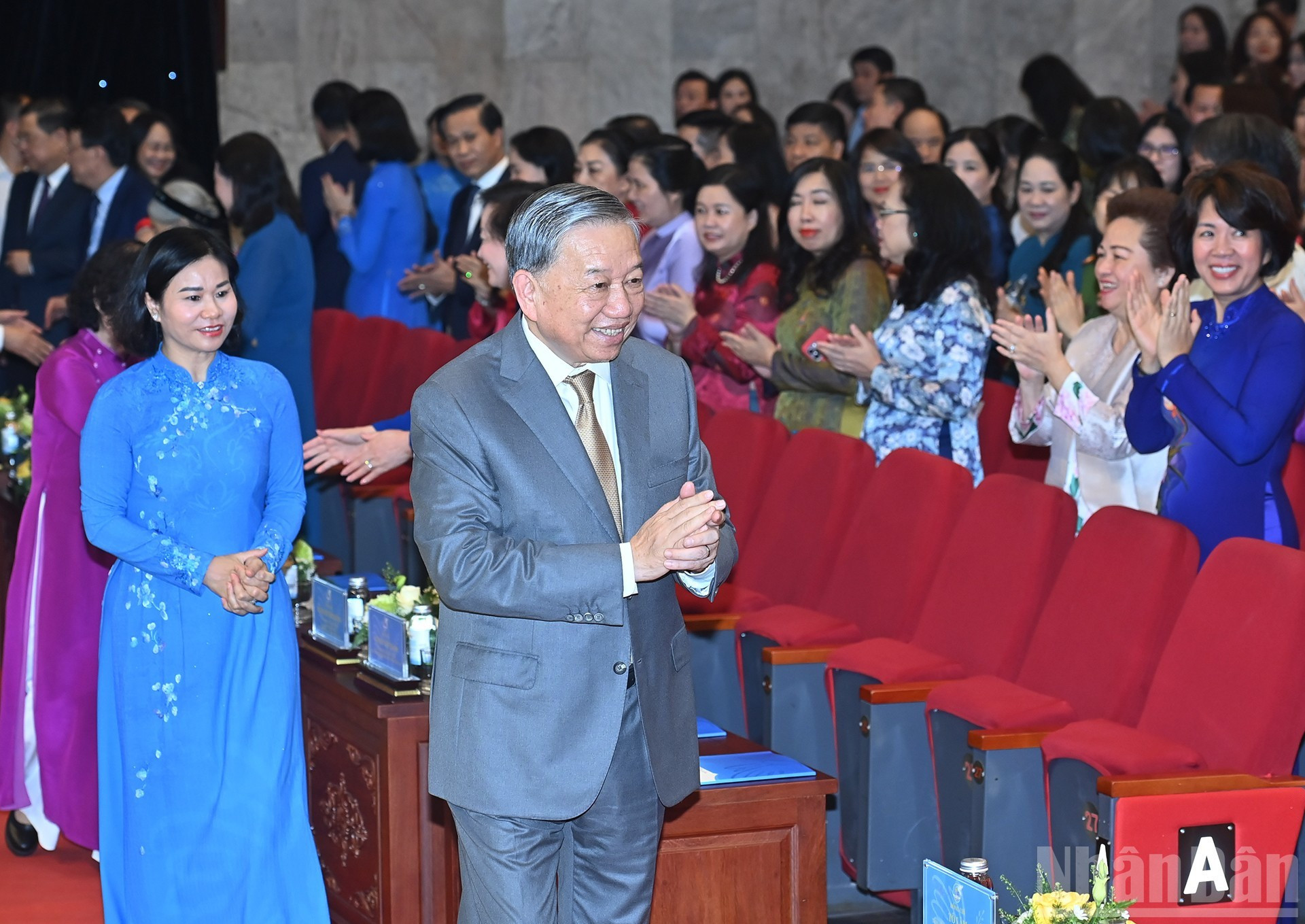苏林总书记出席越南妇女联合会成立95周年纪念仪式。 苏林总书记出席越南妇女联合会成立95周年纪念仪式。