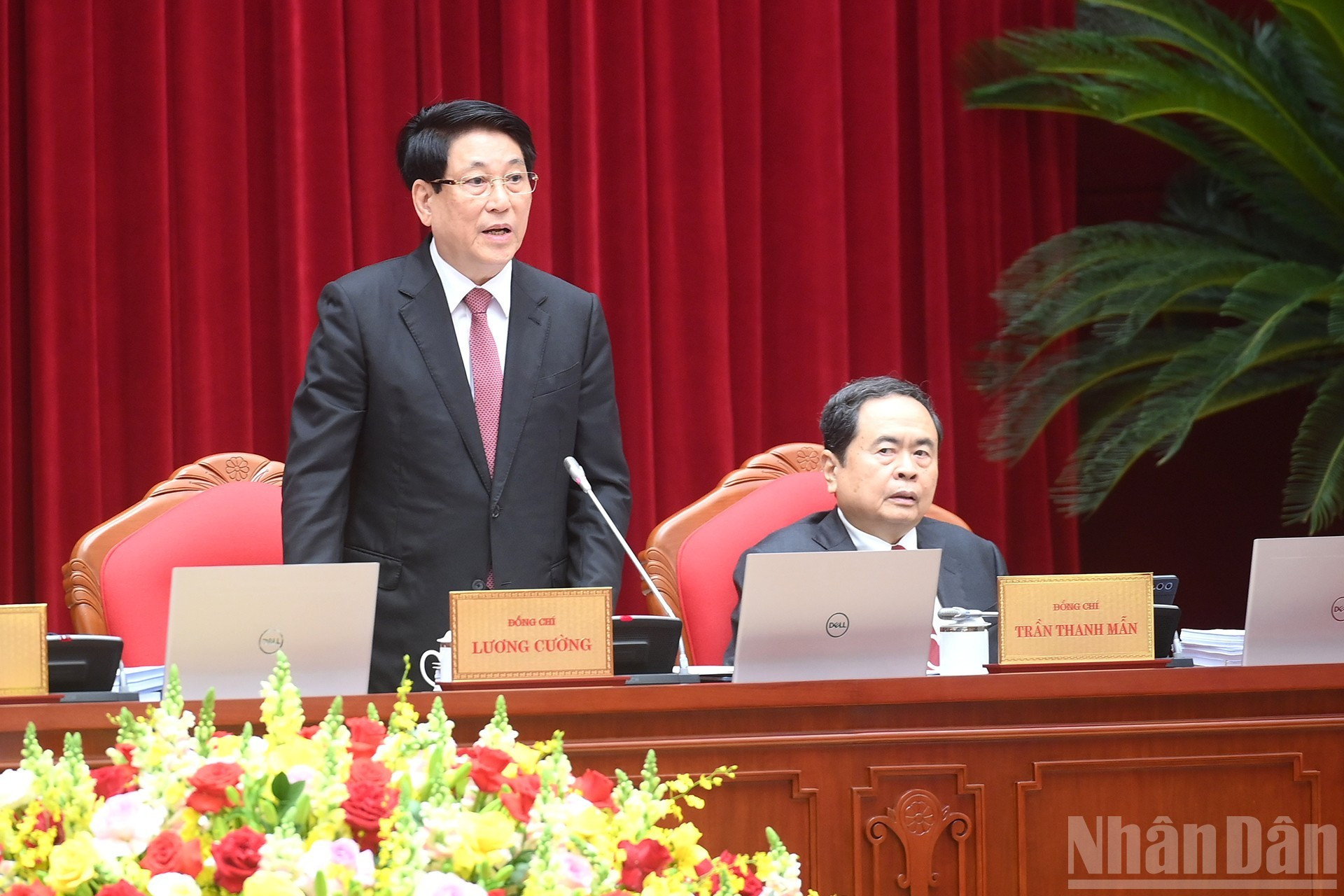 越共中央政治局委员、越南国家主席梁强主持开幕式。