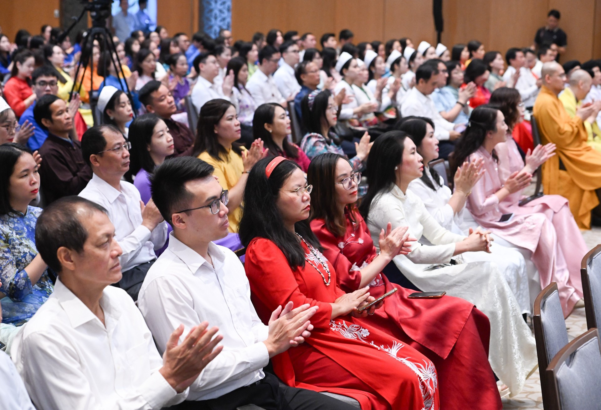 各位代表出席活动。 各位代表出席活动。