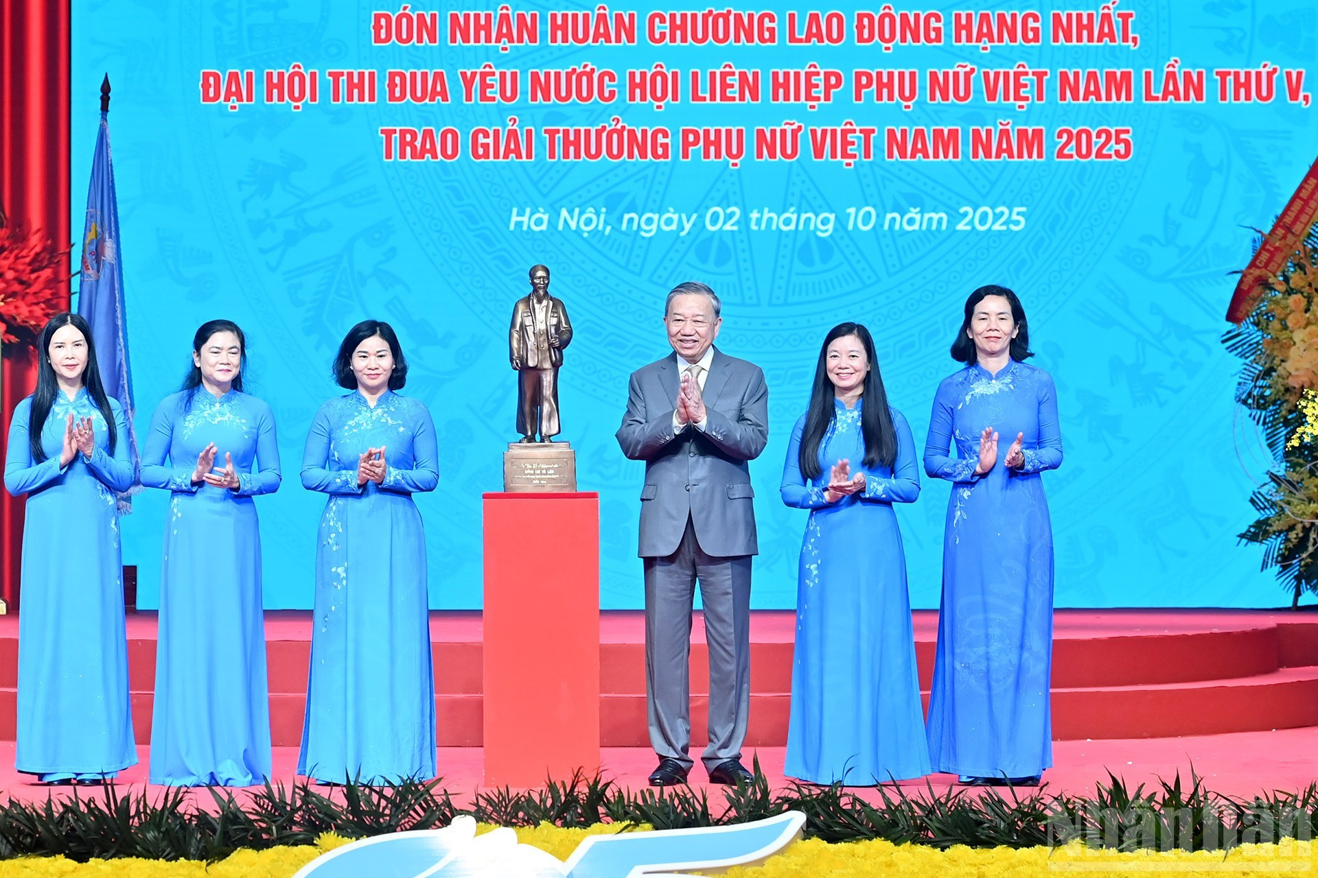 苏林总书记向越南妇女联合会赠送胡志明主席塑像。 苏林总书记向越南妇女联合会赠送胡志明主席塑像。
