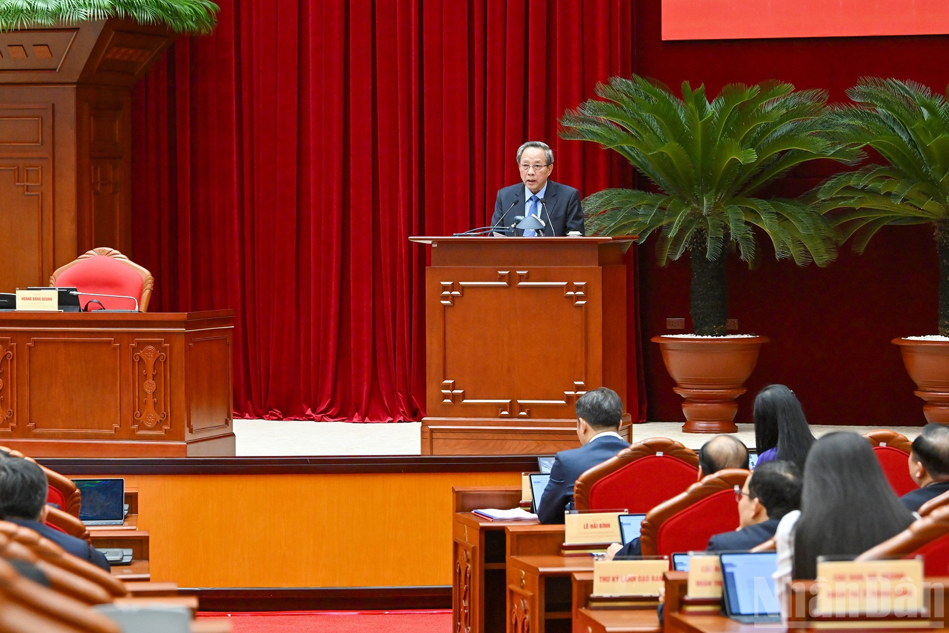 越共中央委员、中央组织部常务副部长黄登光主持会议。