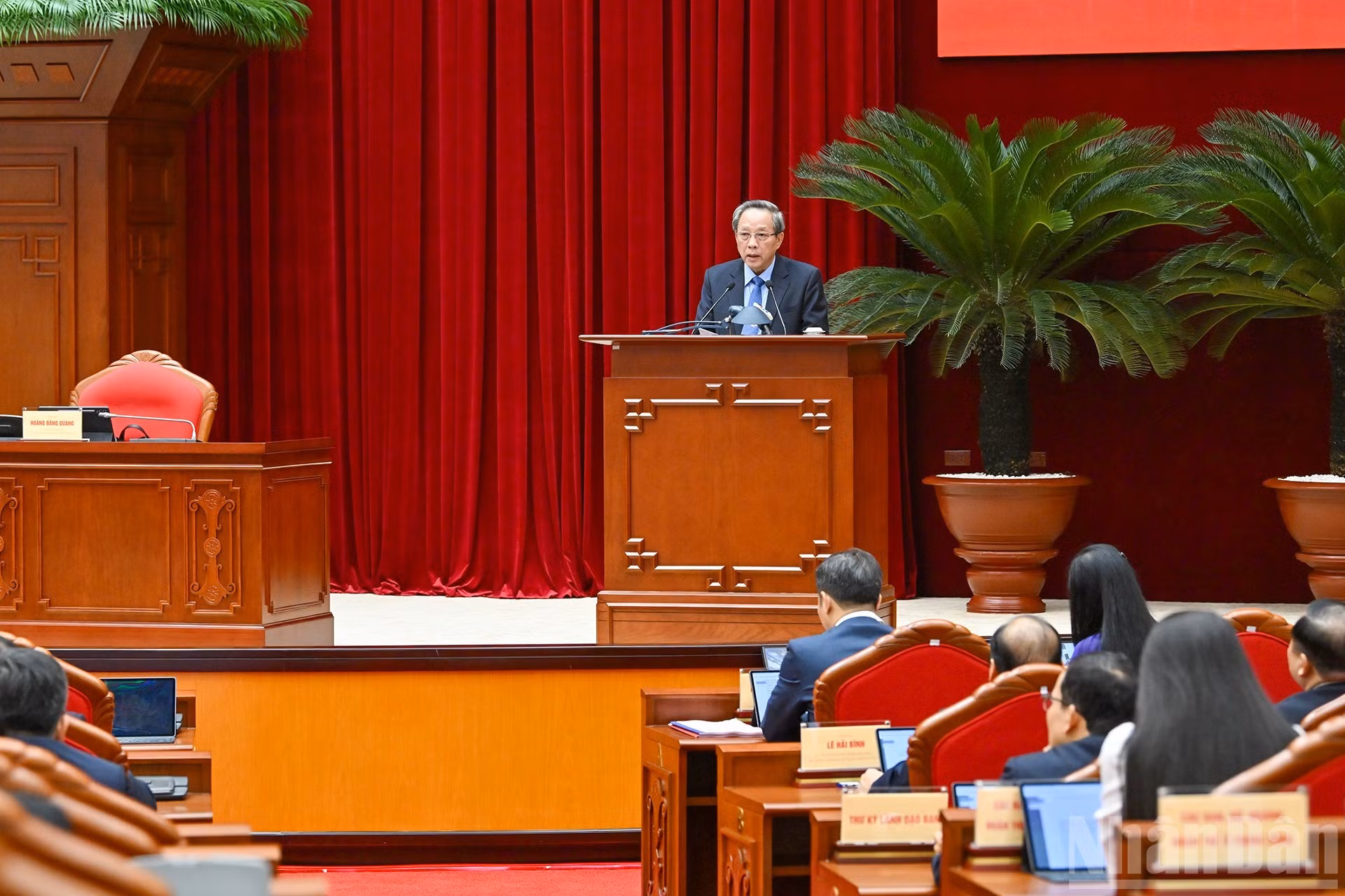 越共中央委员、中央组织部常务副部长黄登光主持会议。