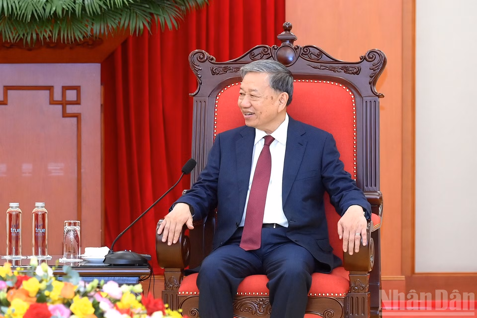 苏林总书记发表讲话。