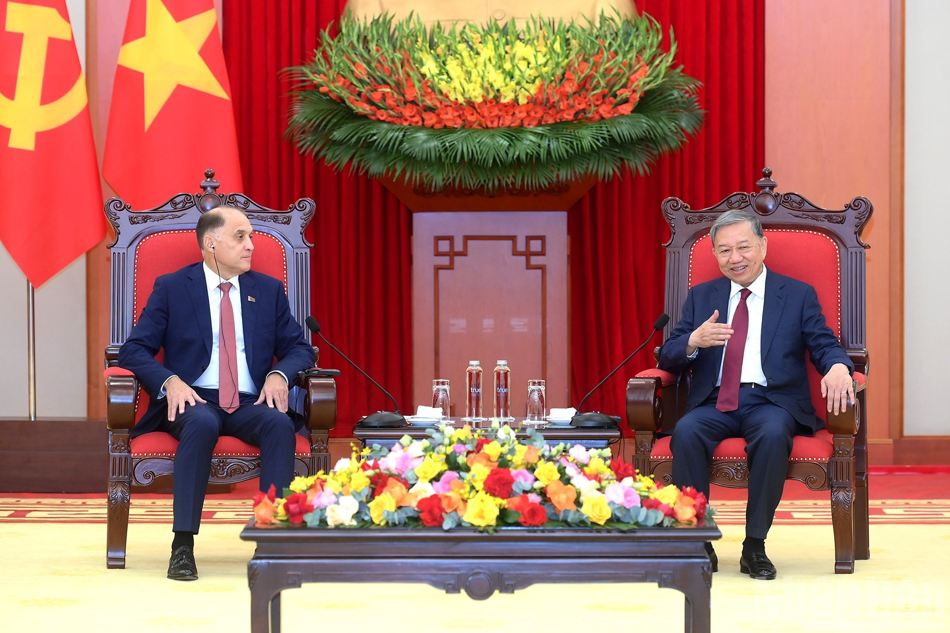 越共中央总书记苏林会见白俄罗斯国家安全委员会国务秘书亚历山大·沃尔福维奇。