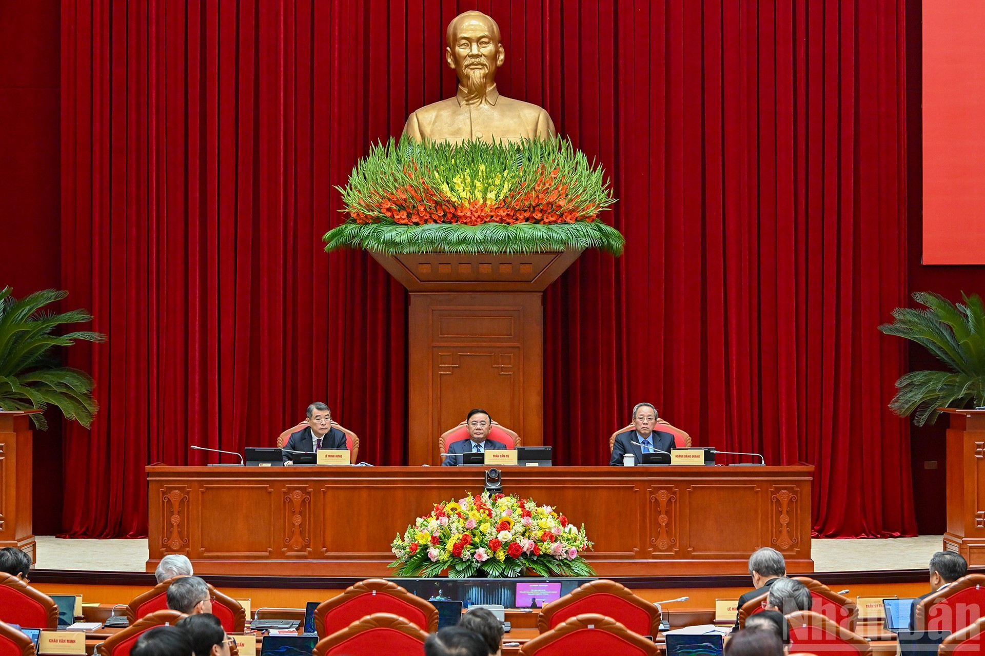 越共中央政治局委员、中央书记处常务书记陈锦秀和中央组织部领导主持会议。