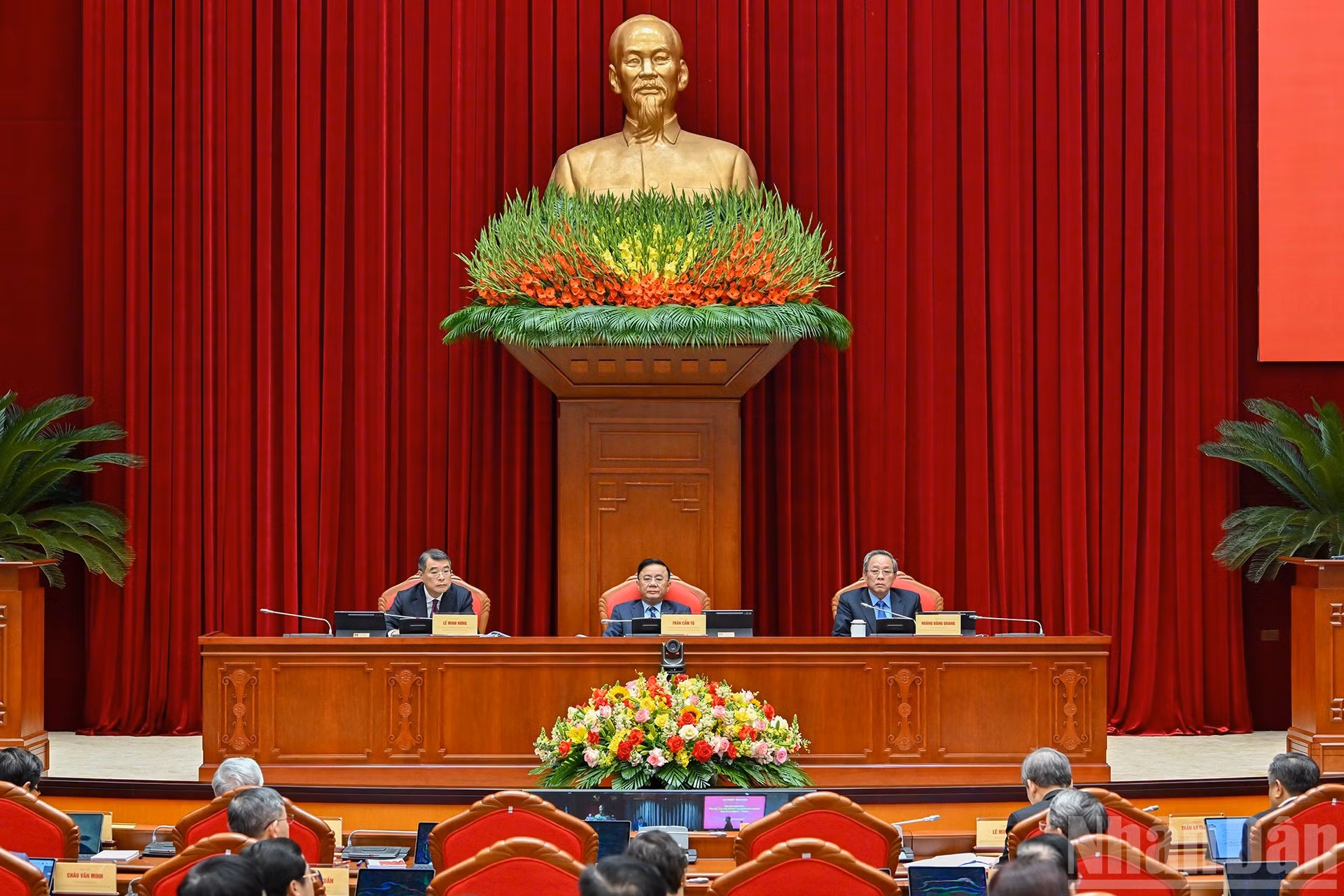 越共中央政治局委员、中央书记处常务书记陈锦秀和中央组织部领导主持会议。