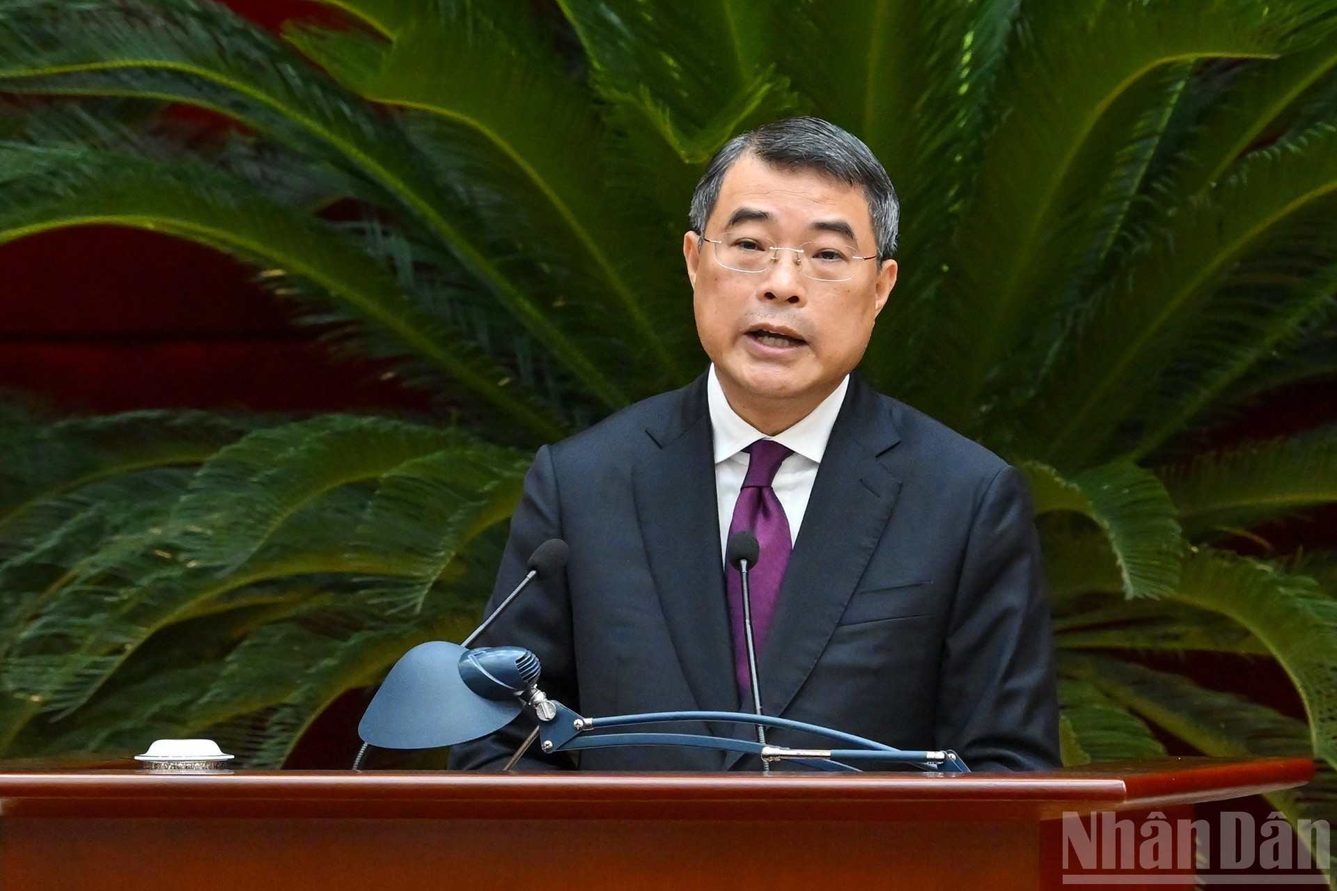 越共中央政治局委员、中央书记处书记、中央组织部部长黎明兴发表讲话。