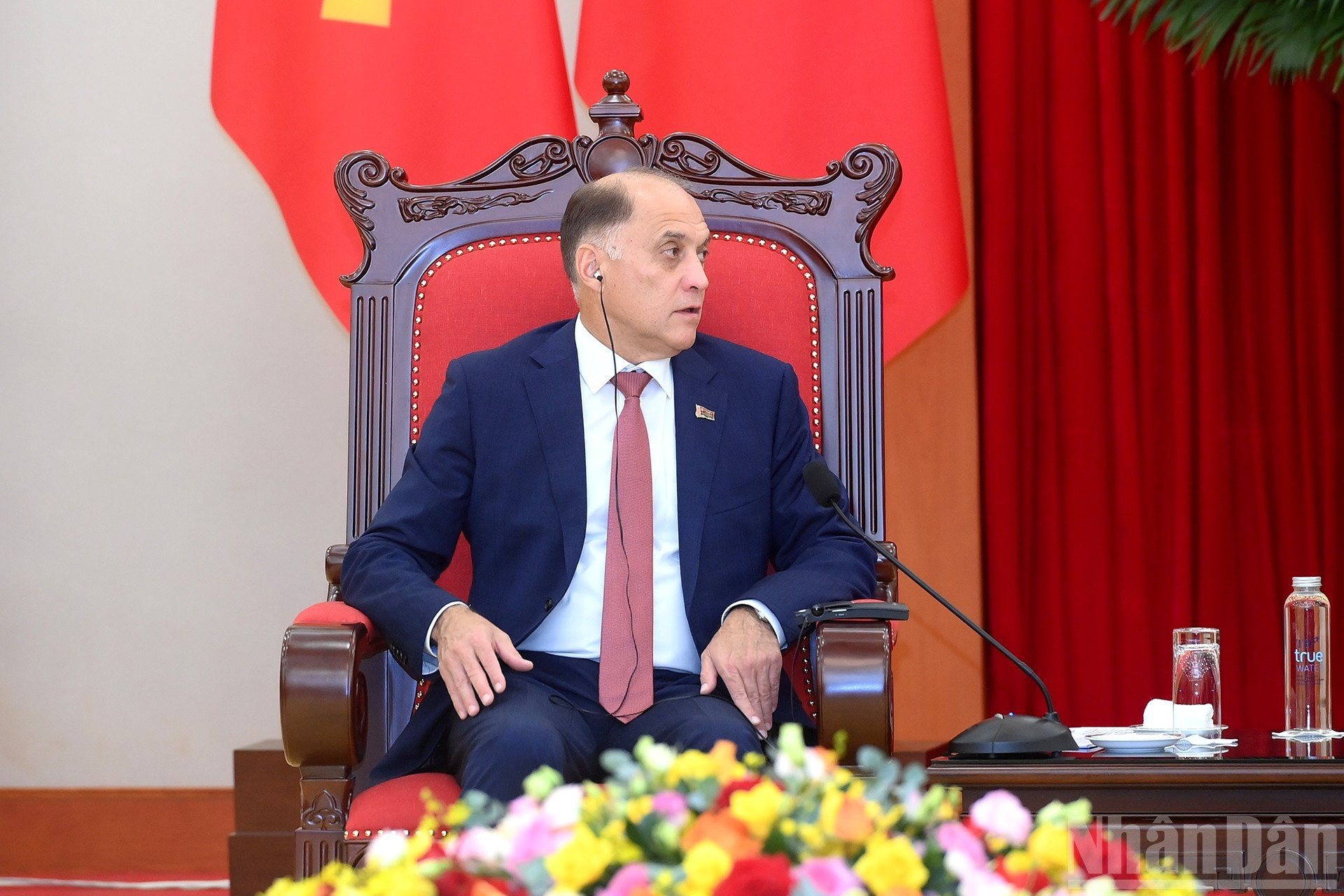 白俄罗斯国家安全委员会国务秘书亚历山大·沃尔福维奇发表讲话。