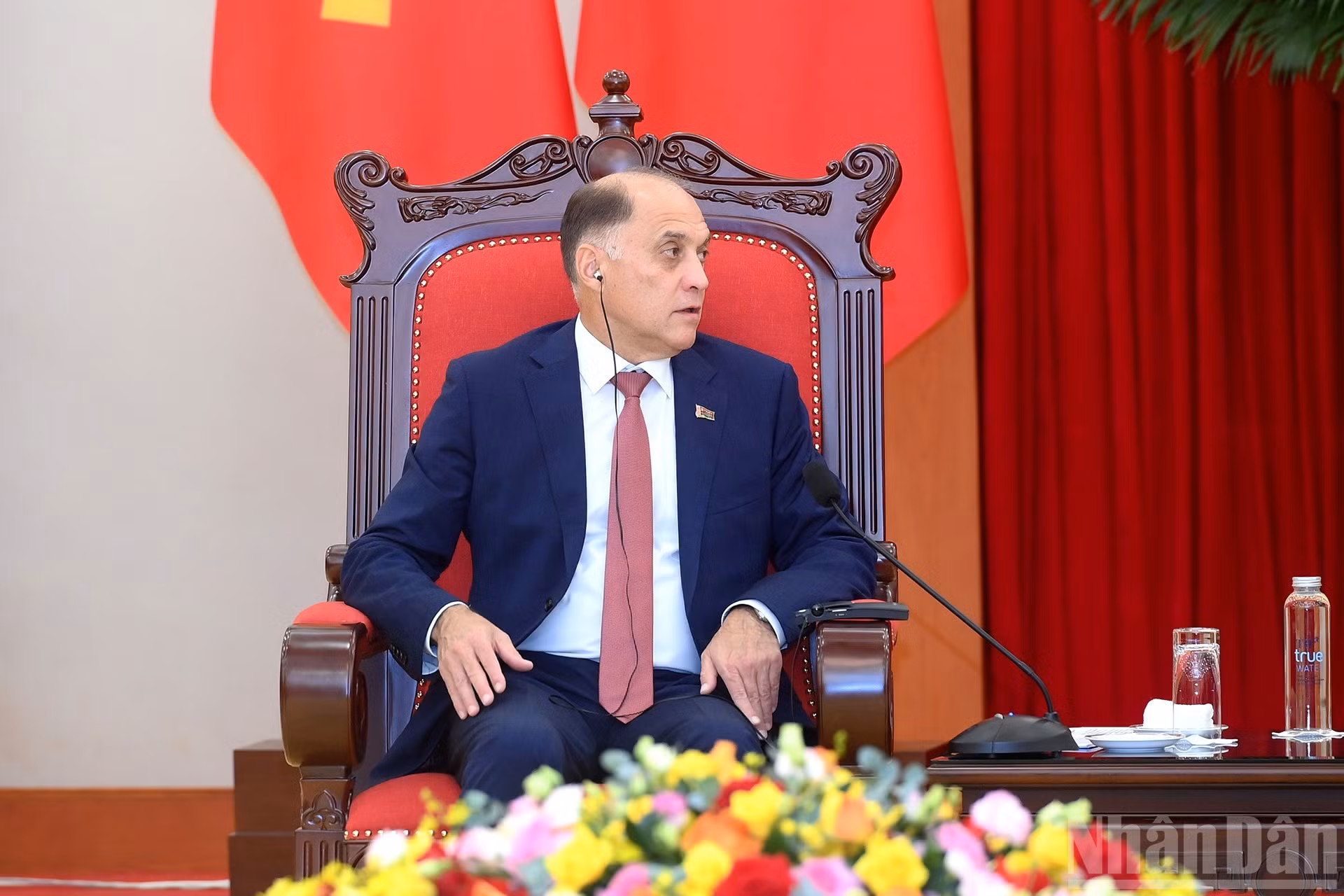 白俄罗斯国家安全委员会国务秘书亚历山大·沃尔福维奇发表讲话。