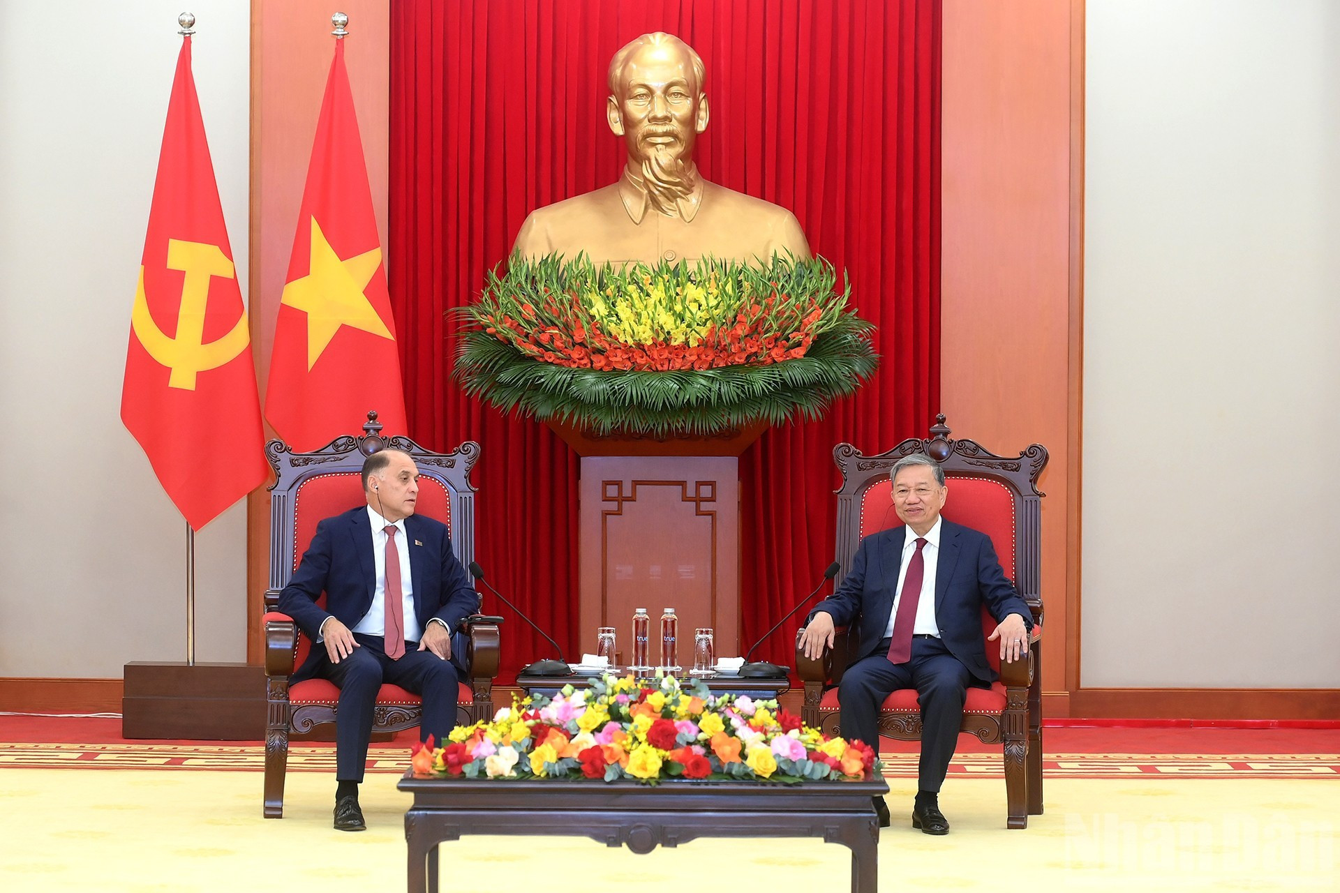 越共中央总书记苏林会见白俄罗斯国家安全委员会国务秘书亚历山大·沃尔福维奇。