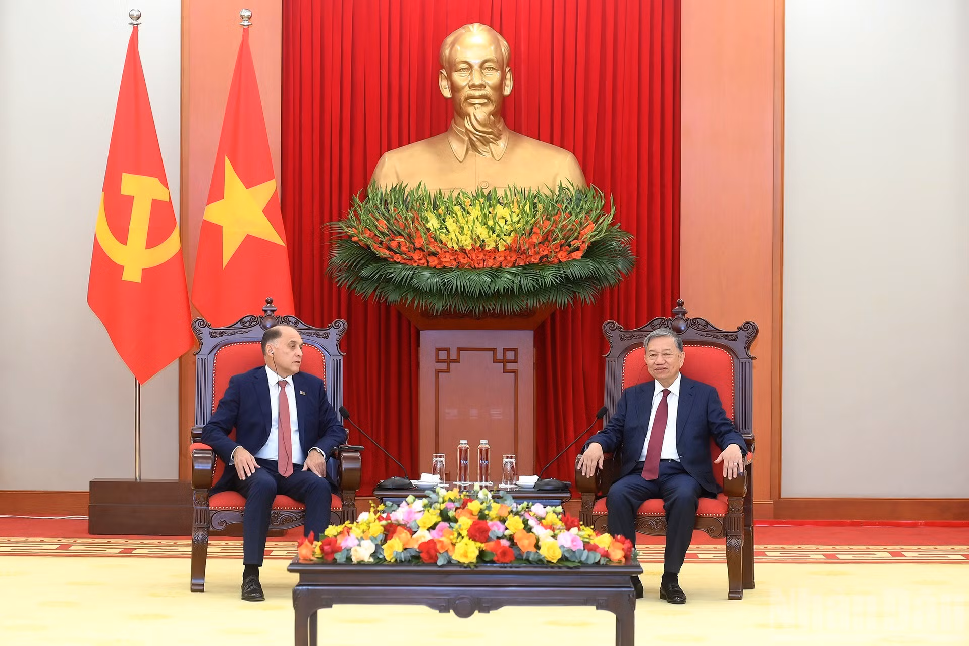 越共中央总书记苏林会见白俄罗斯国家安全委员会国务秘书亚历山大·沃尔福维奇。