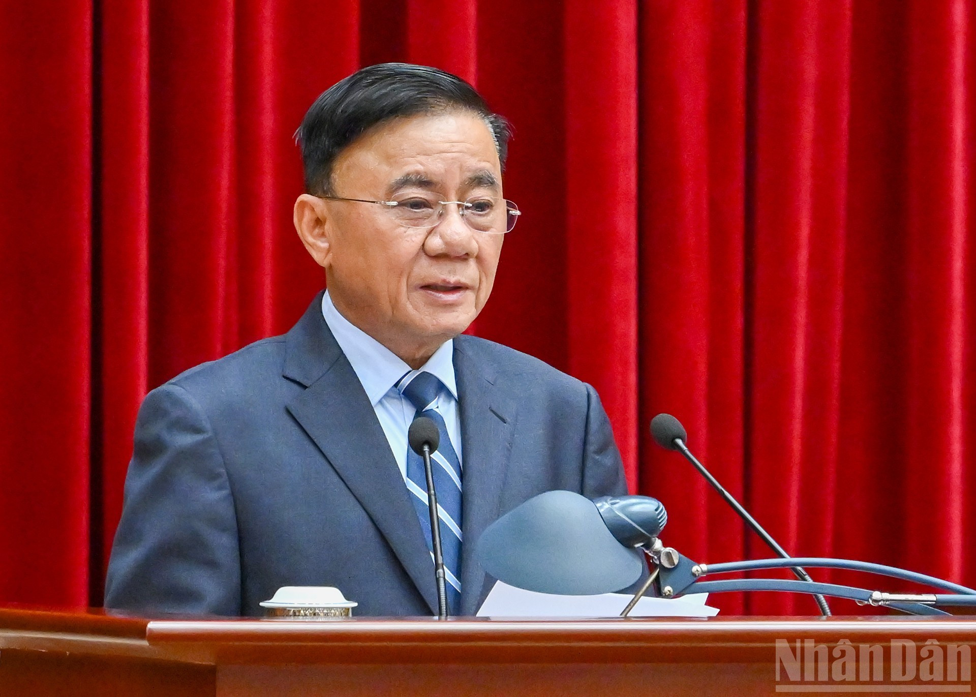 越共中央政治局委员、中央书记处常务书记陈锦秀发表指导性讲话。