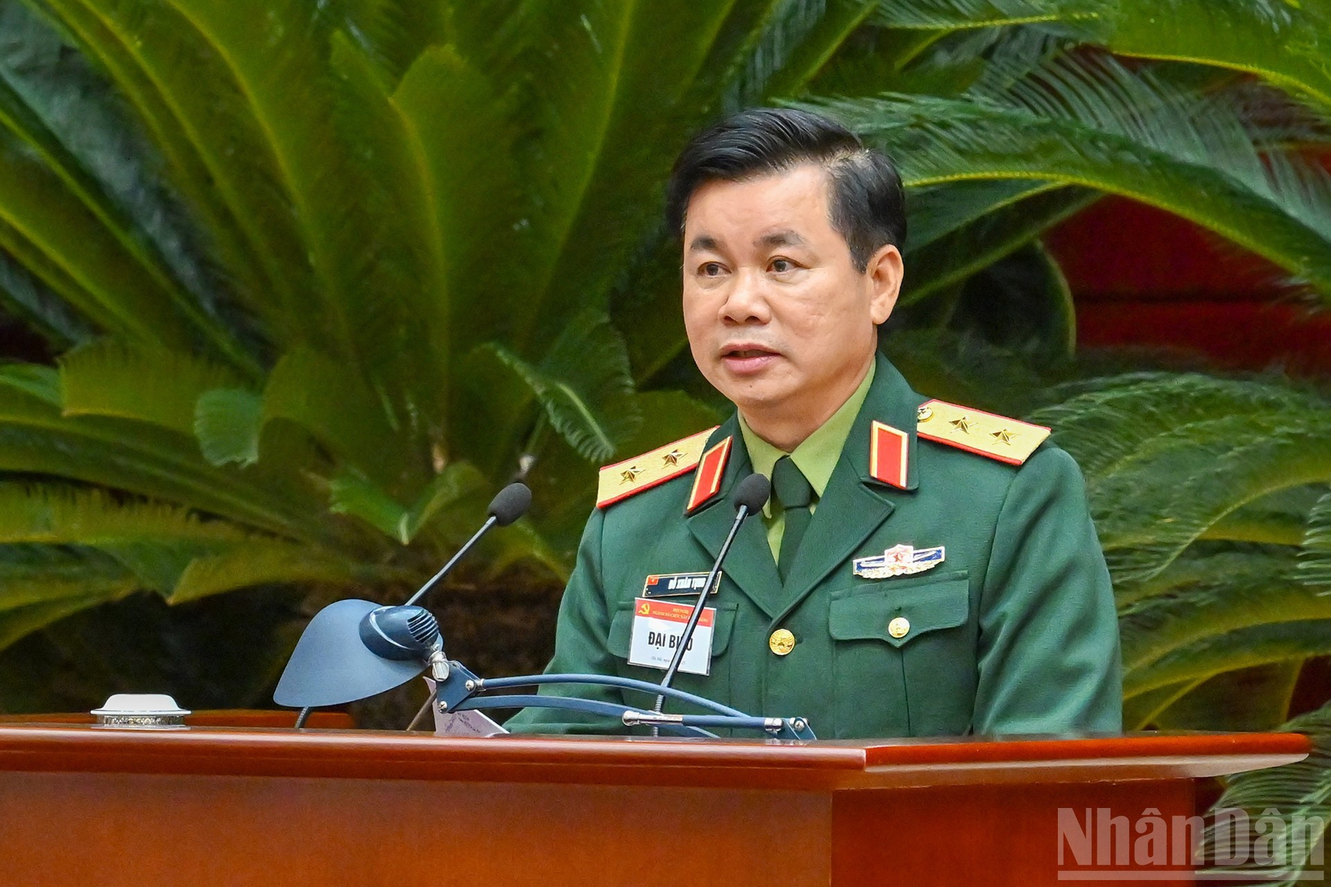 越南人民军总政治局副主任杜春颂发表讲话。