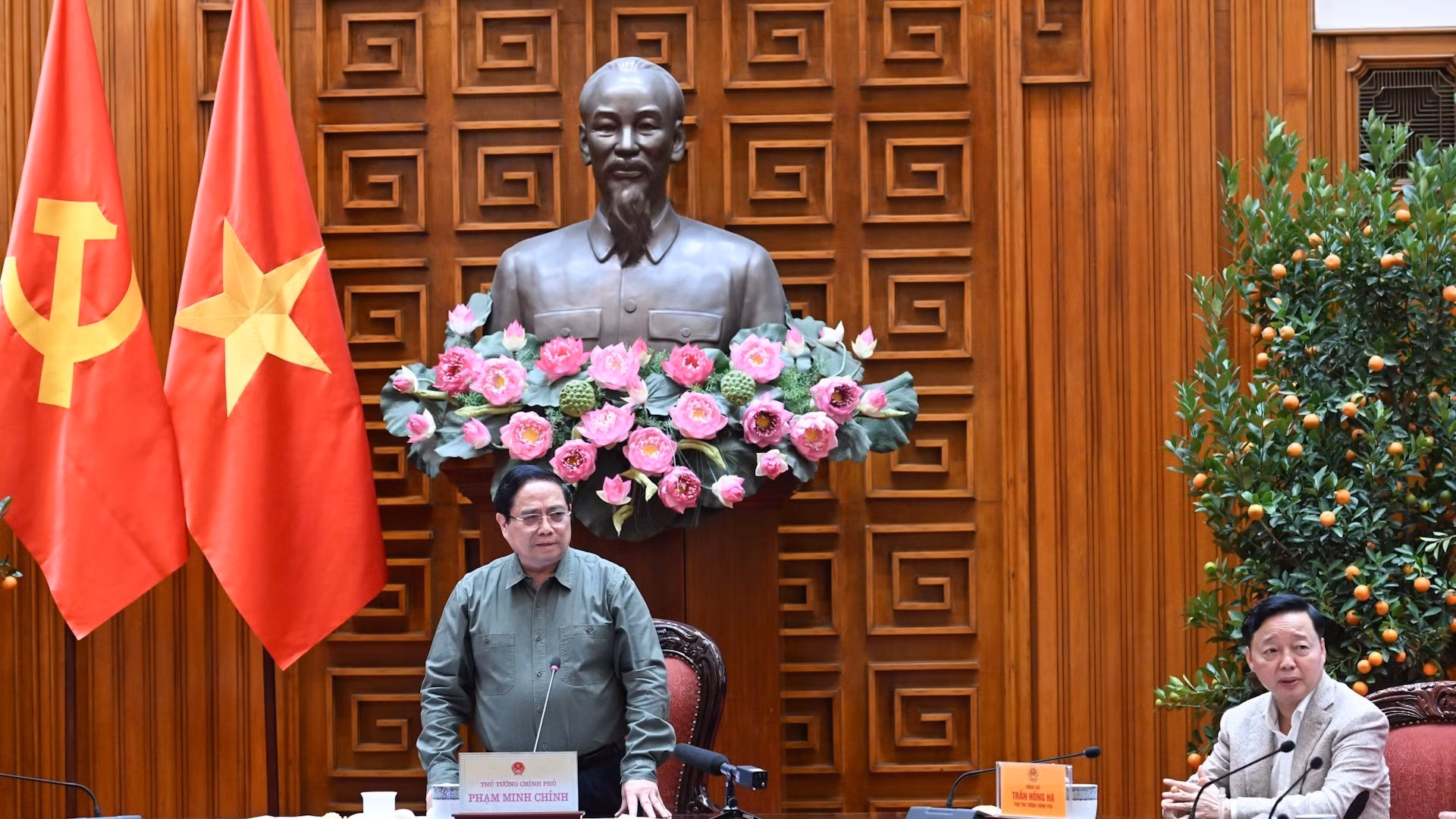 范明正总理主持会议。