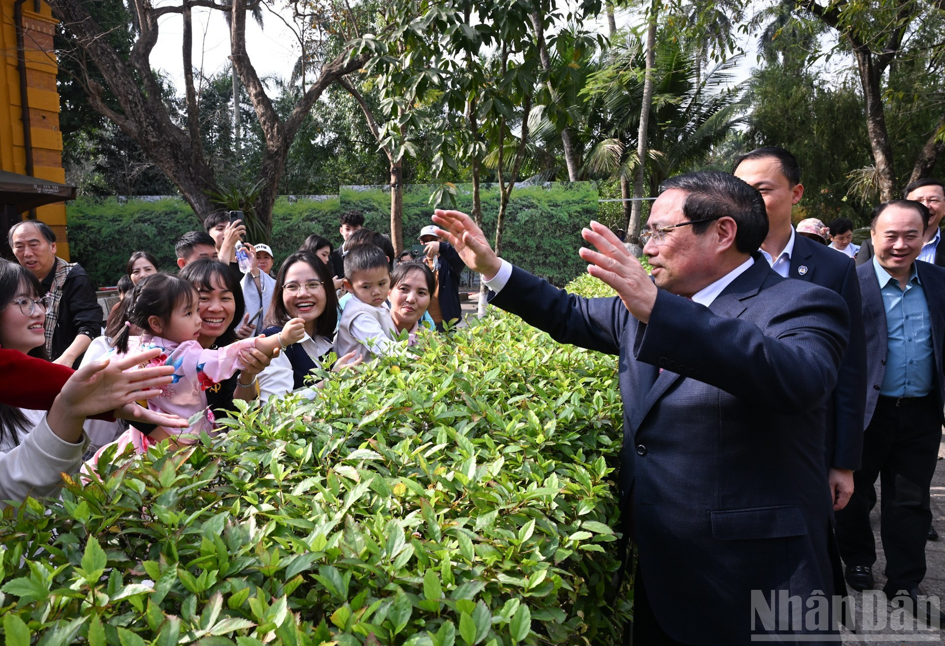 范明正总理和人民交流。