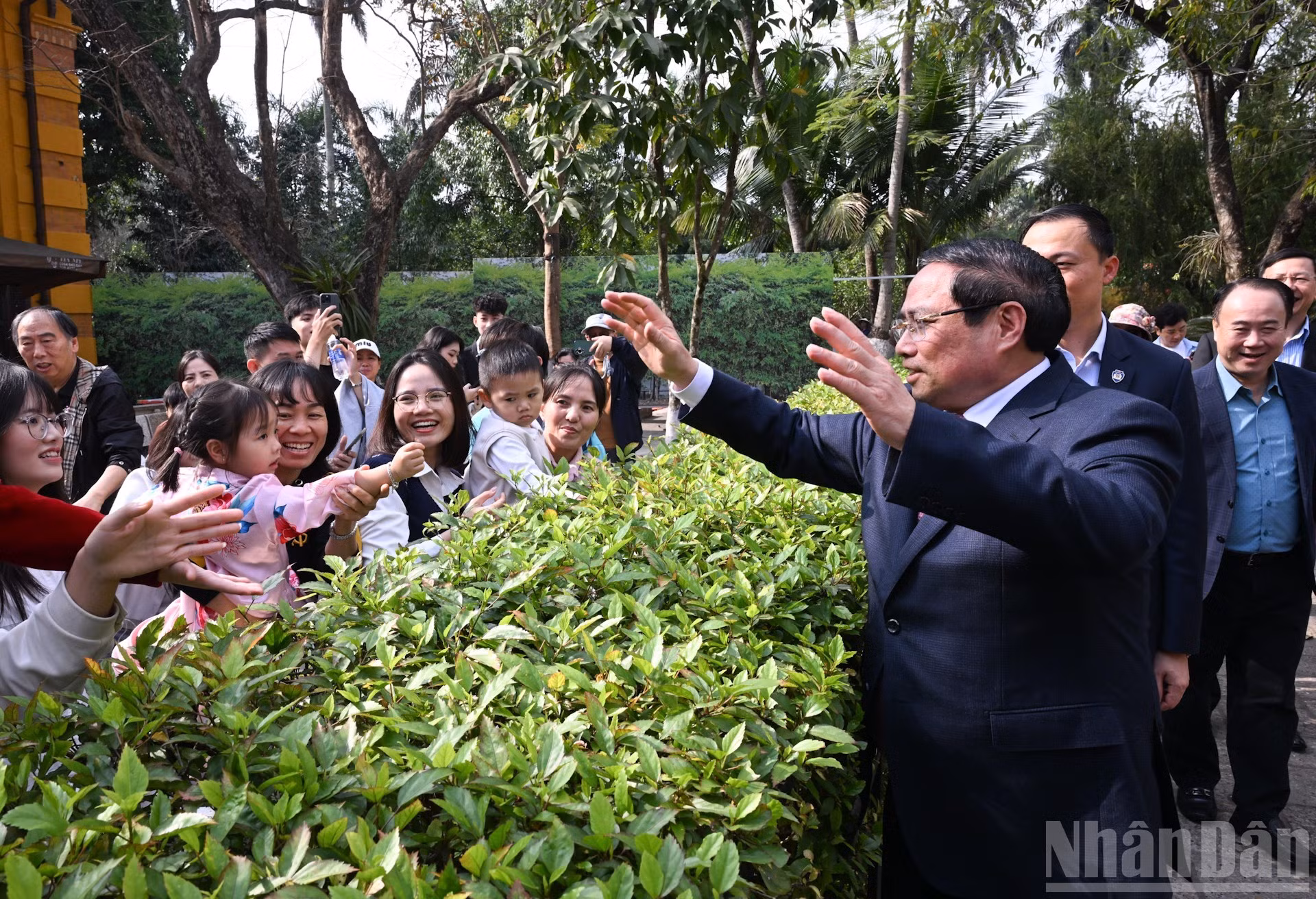 范明正总理和人民交流。