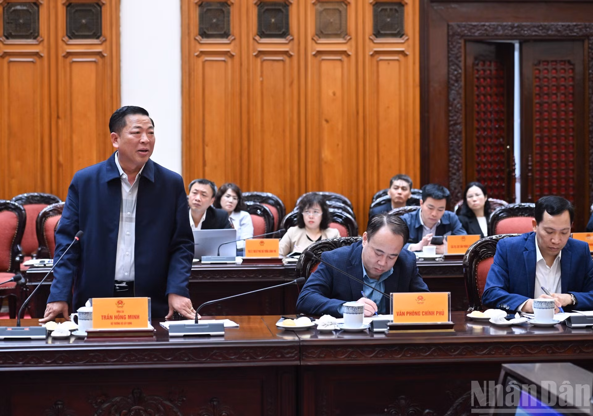 越南建设部部长陈鸿明发表讲话。