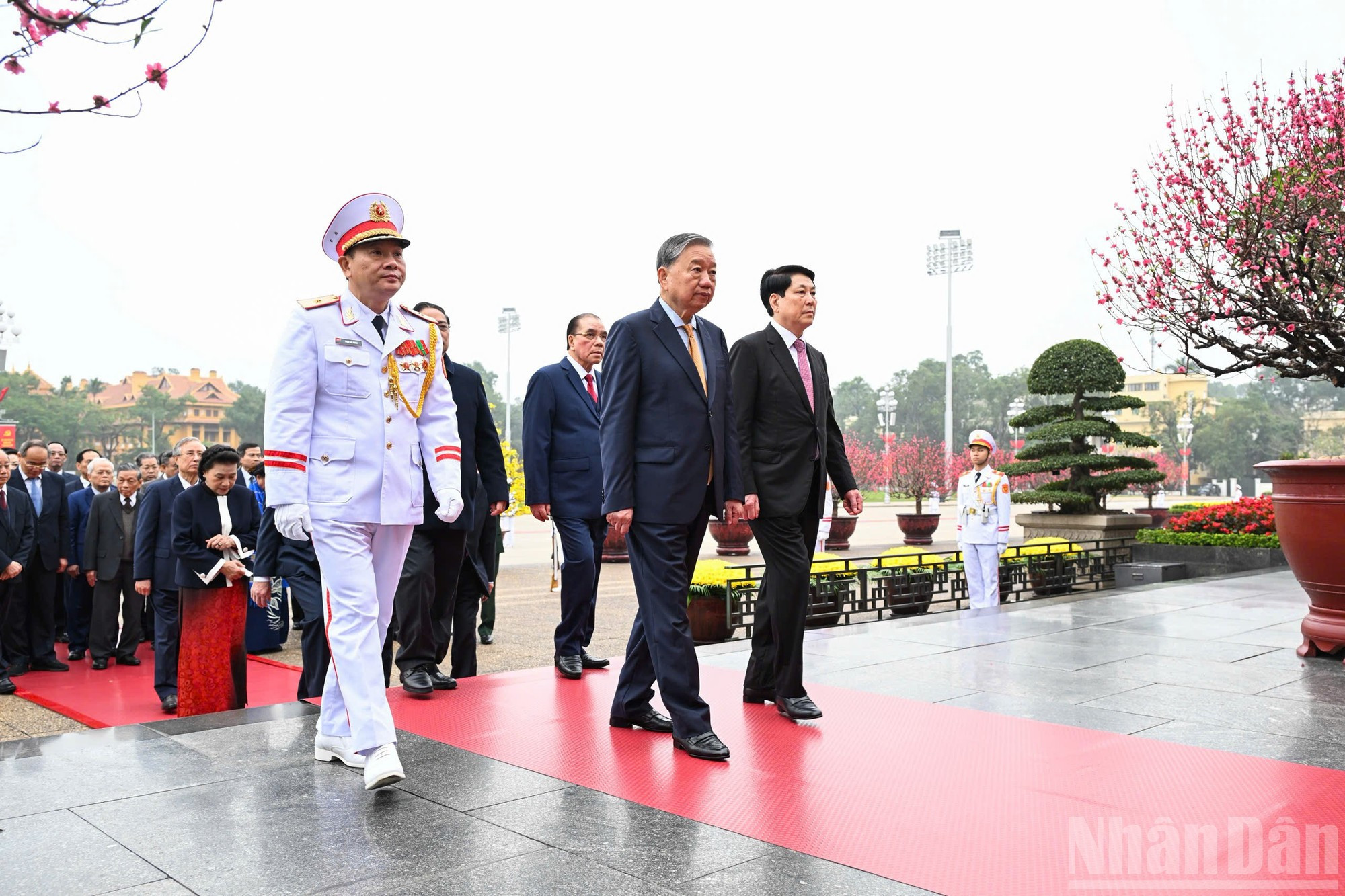 党和国家领导、前领导人入陵瞻仰胡志明主席遗容。