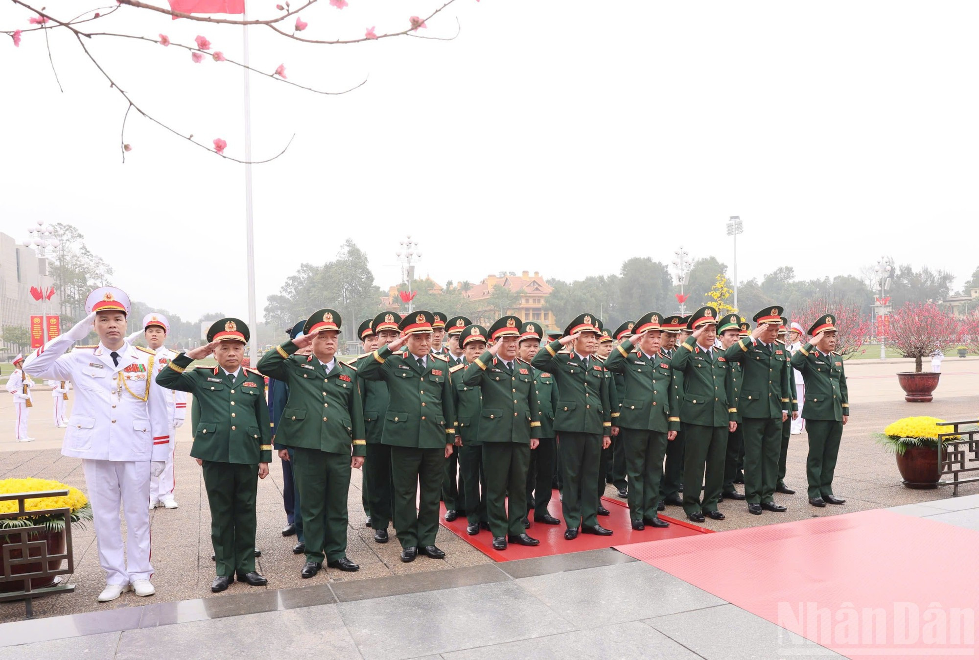 中央军委代表团入陵瞻仰胡志明主席遗容。