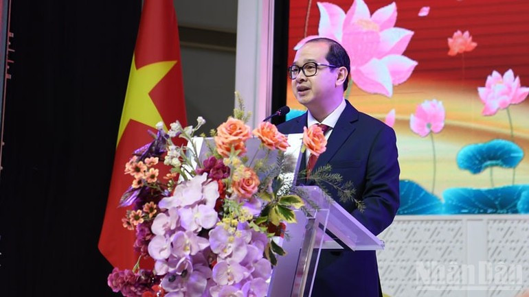 胡志明市文化体育与旅游局副局长黎文泰发表讲话。