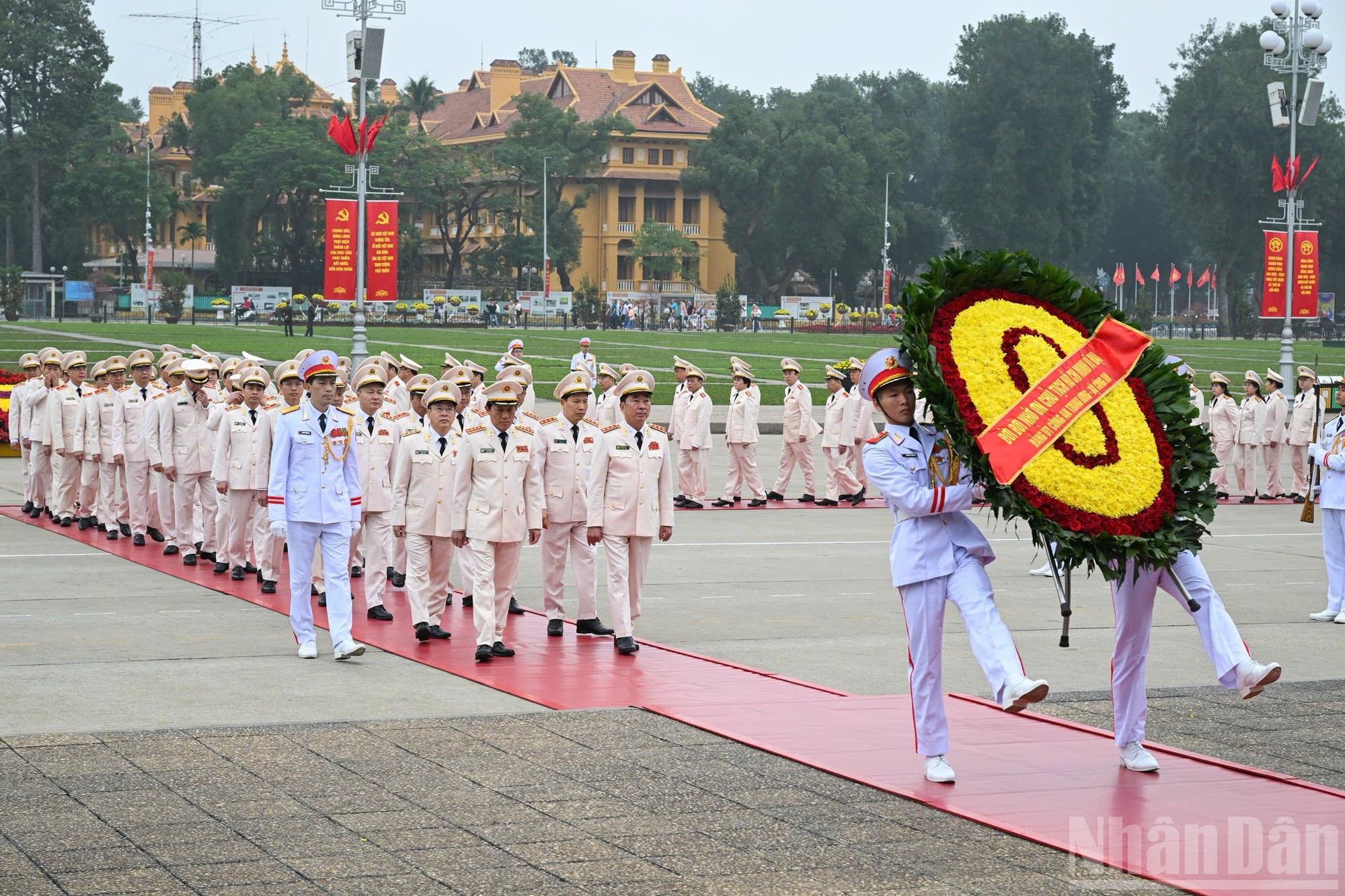 中央公安党委代表团入陵瞻仰胡志明主席遗容。