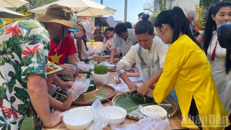 国际游客参加越南粽子包装活动。