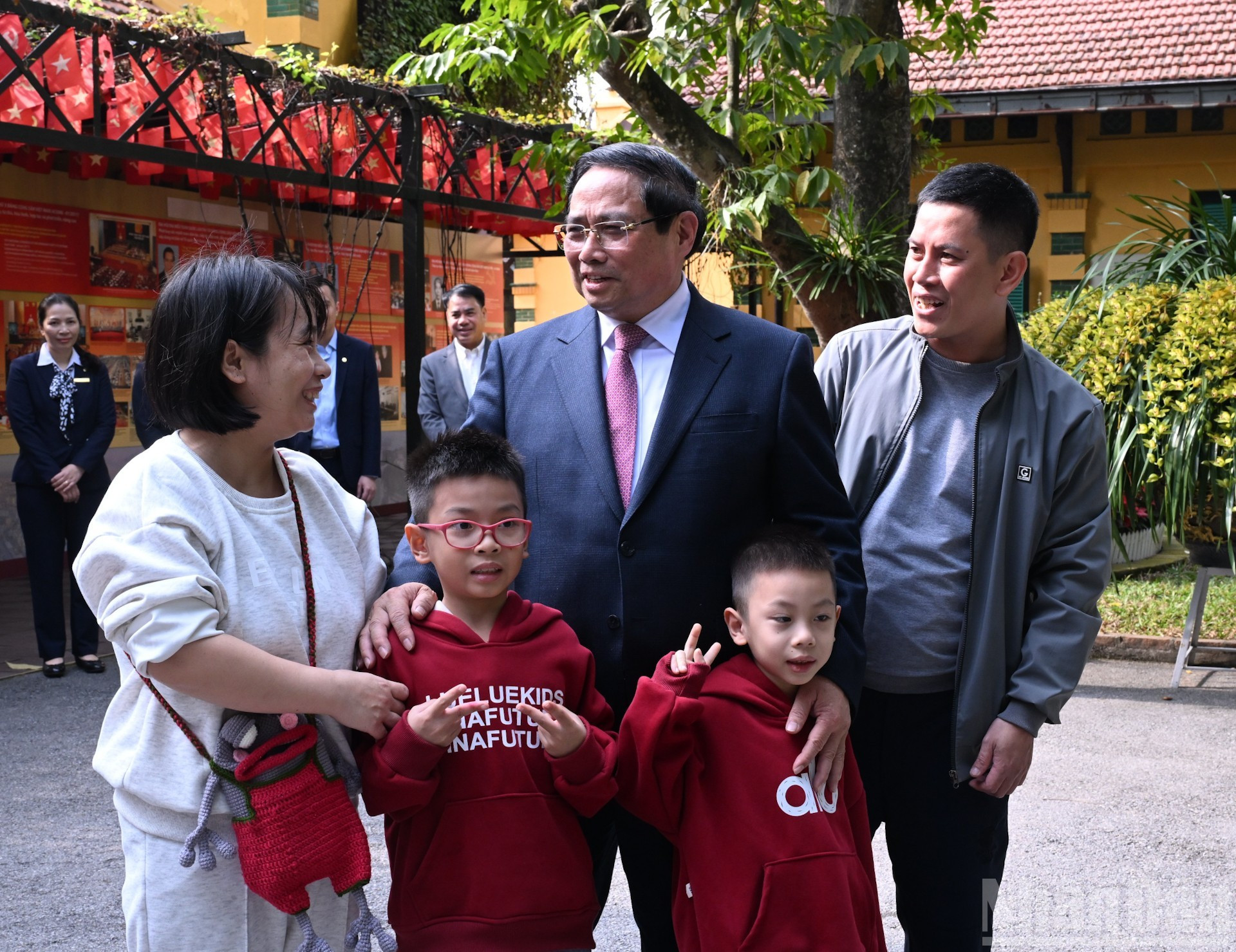 范明正总理和正在参观胡志明主席遗迹区的人民。