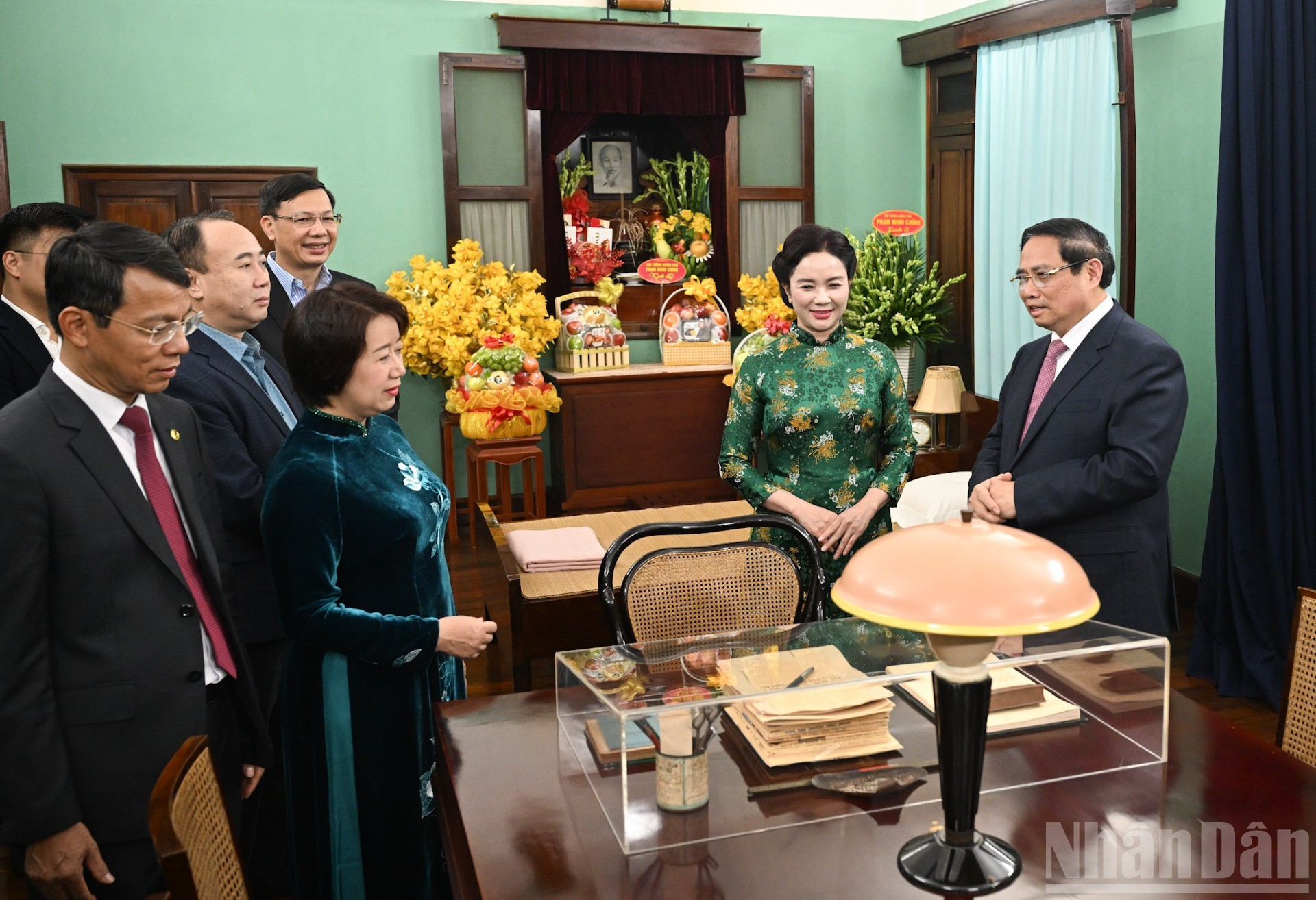 政府总理范明在67号屋了解有关还胡志明主席的文物。