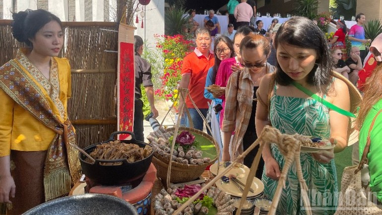 游客品尝越南美食。