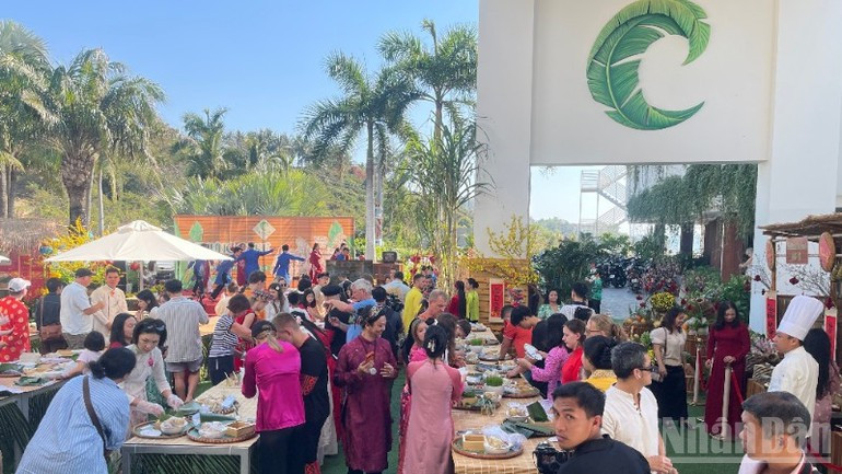 越南粽子节的亮点是粽子包装比赛，吸引进200名游客参加，包括来自俄罗斯、芬兰、德国等国际游客，以及在各家企业和学校工作的越南人。