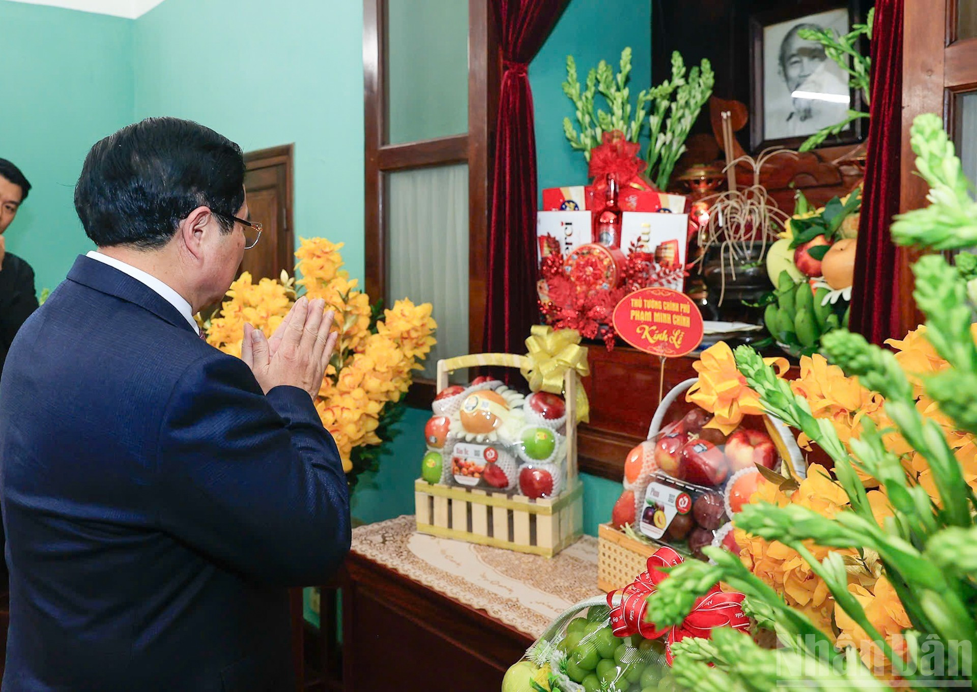 政府总理范明正在67号屋敬香缅怀胡志明主席。