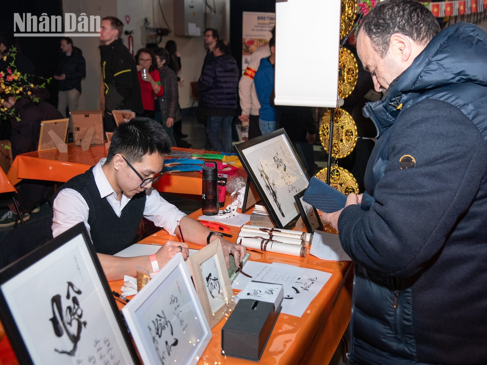 书法展位吸引众多越南侨胞和国际友人的关注。
