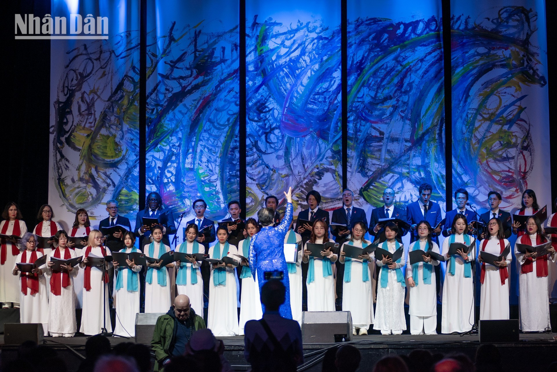 人们还有机会欣赏多首赞美家乡的歌曲。