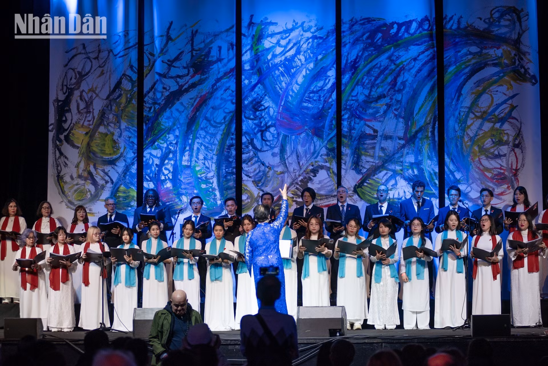 人们还有机会欣赏多首赞美家乡的歌曲。