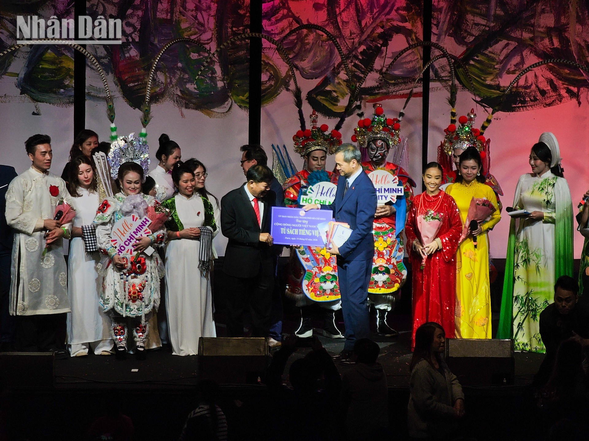 Nh值此之际，胡志明市文化体育与旅游局副局长向旅居法国越南人协会主席赠送越南语书柜，鼓励旅法越桥继续保护越南文化和语言。