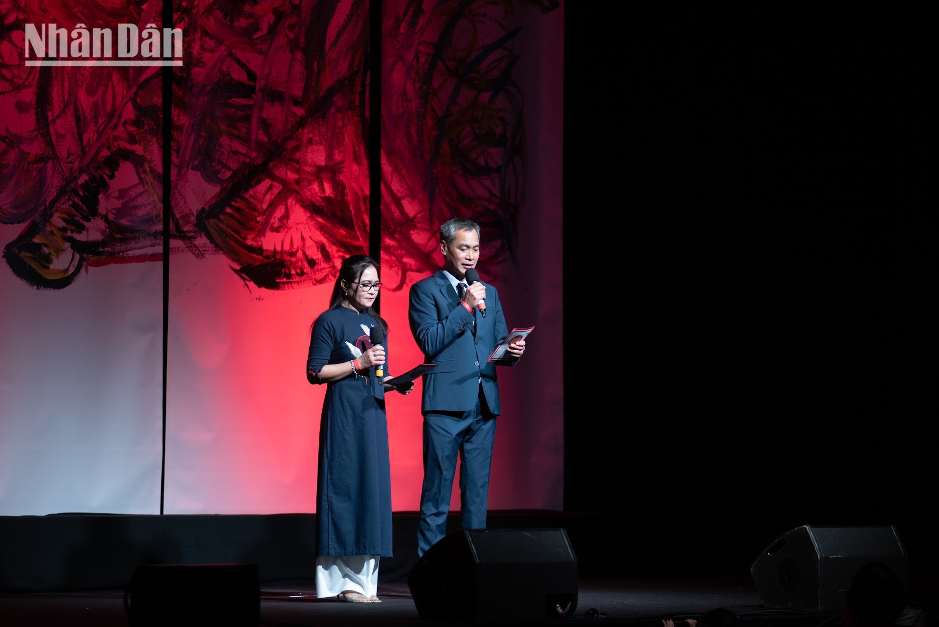 旅居法国越南人协会主席王友仁发表讲话。