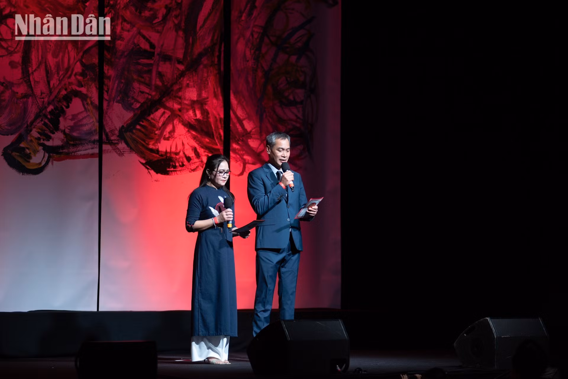 旅居法国越南人协会主席王友仁发表讲话。