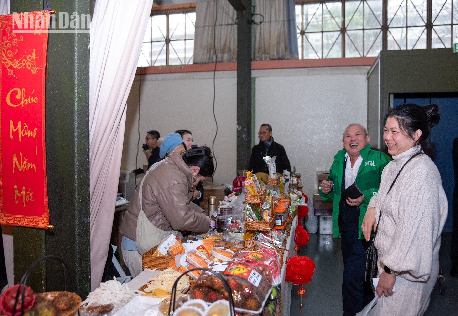 人们参观和购买越南产品。