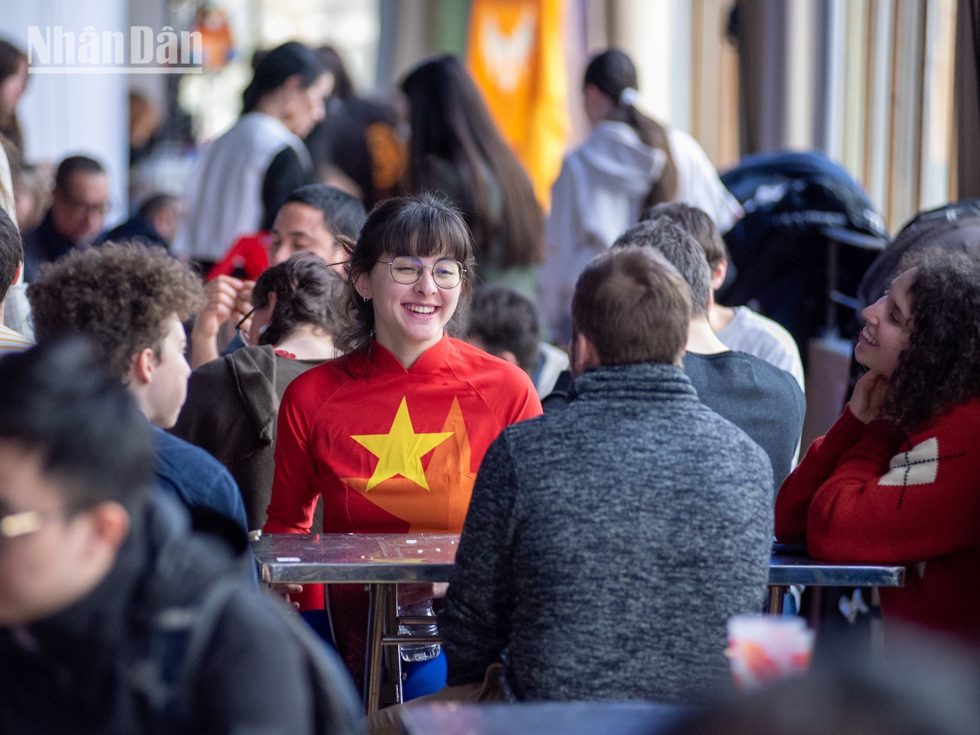 国际友人身穿越南传统长衣参加活动。